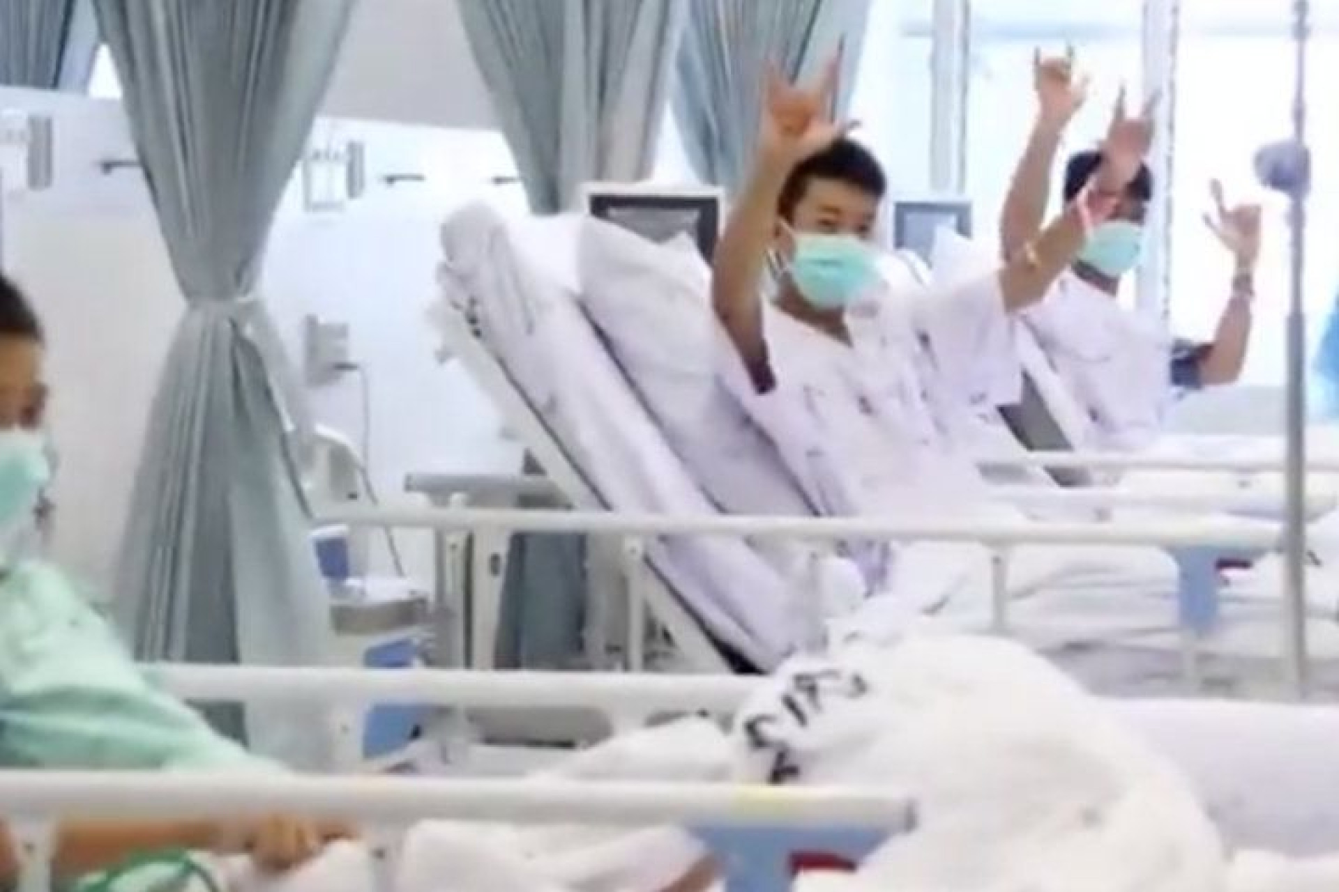 Eis as primeiras imagens no hospital dos meninos resgatados