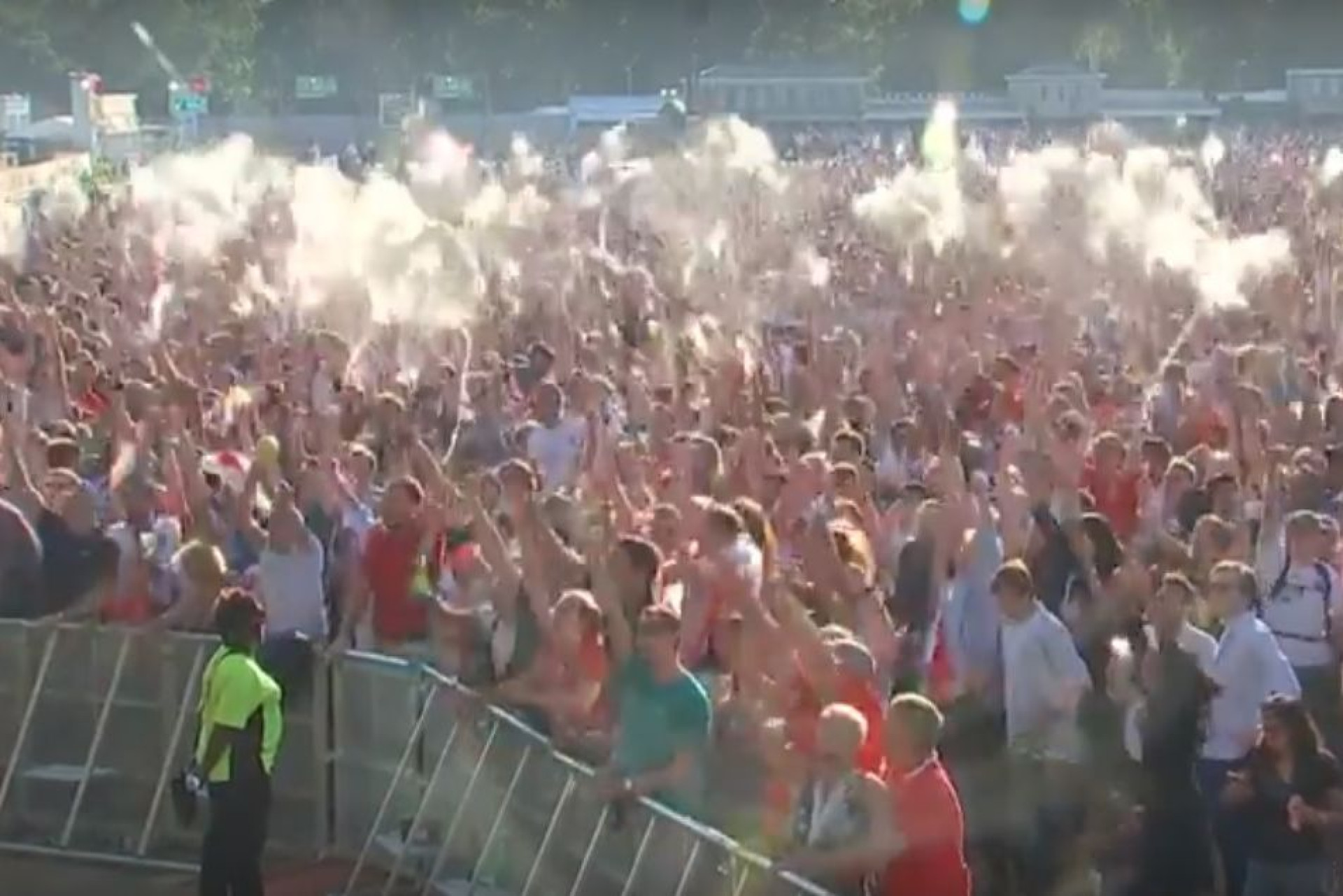 Inglaterra marca na meia-final e voam litros de cerveja no Hyde Park