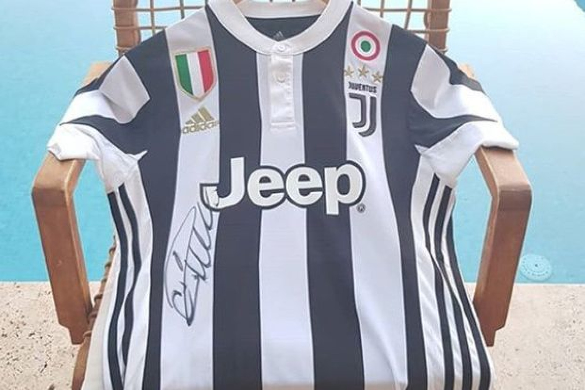 O primeiro autógrafo de Cristiano Ronaldo como jogador da Juventus