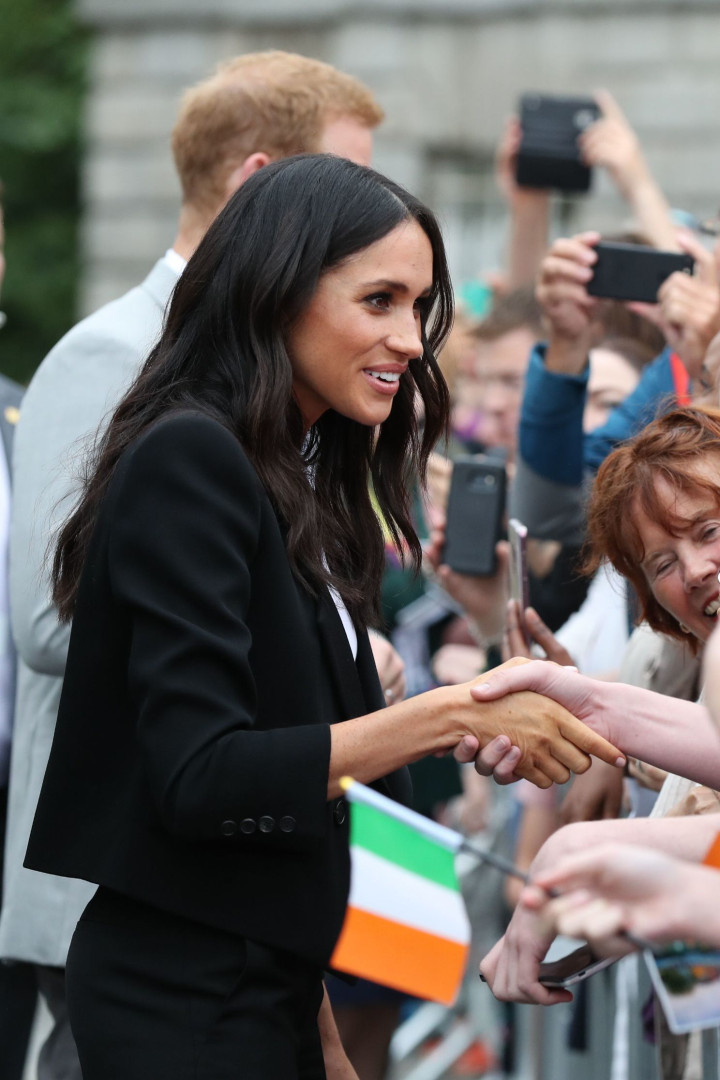 Meghan Markle usa pela primeira vez calças em evento oficial após casar