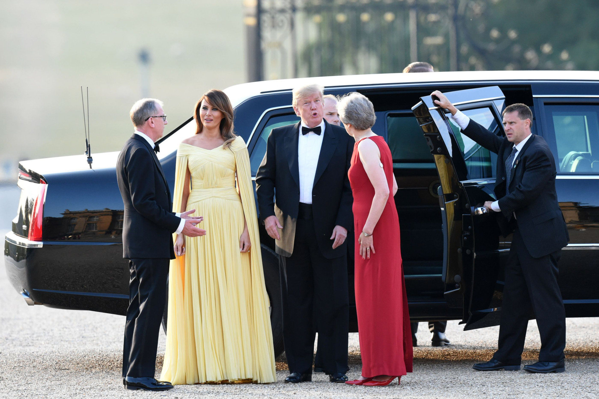 Melania Trump dá nas vistas com vestido amarelo fluído em Inglaterra