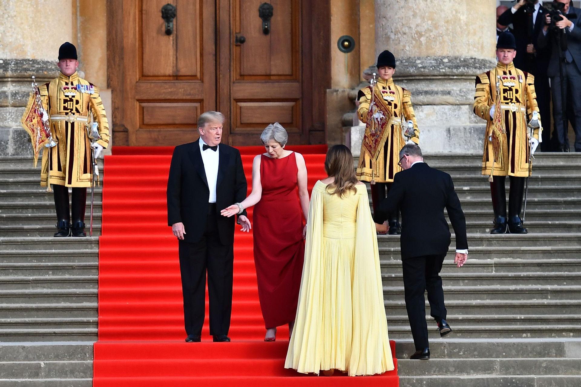 Melania Trump dá nas vistas com vestido amarelo fluído em Inglaterra