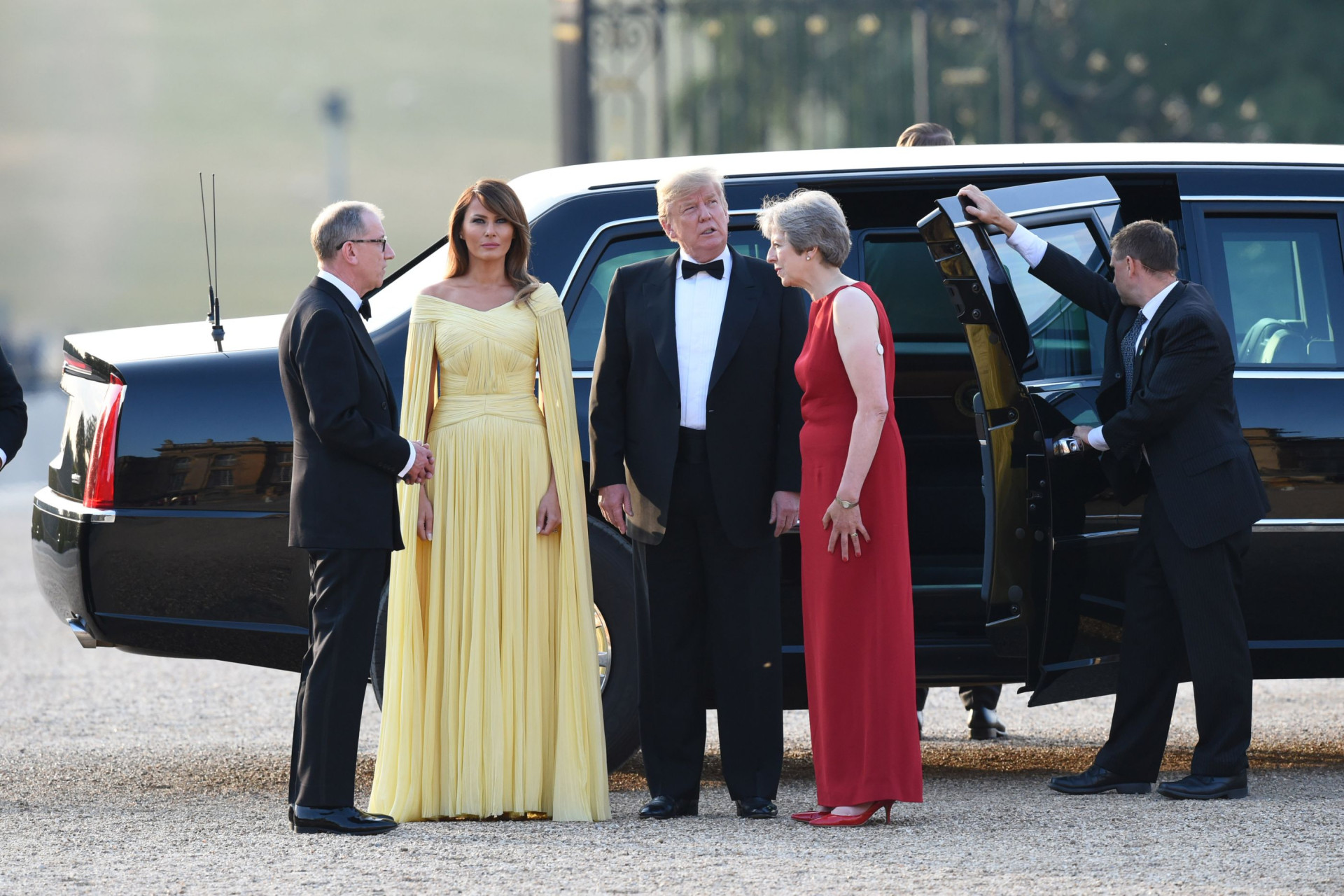 Melania Trump dá nas vistas com vestido amarelo fluído em Inglaterra