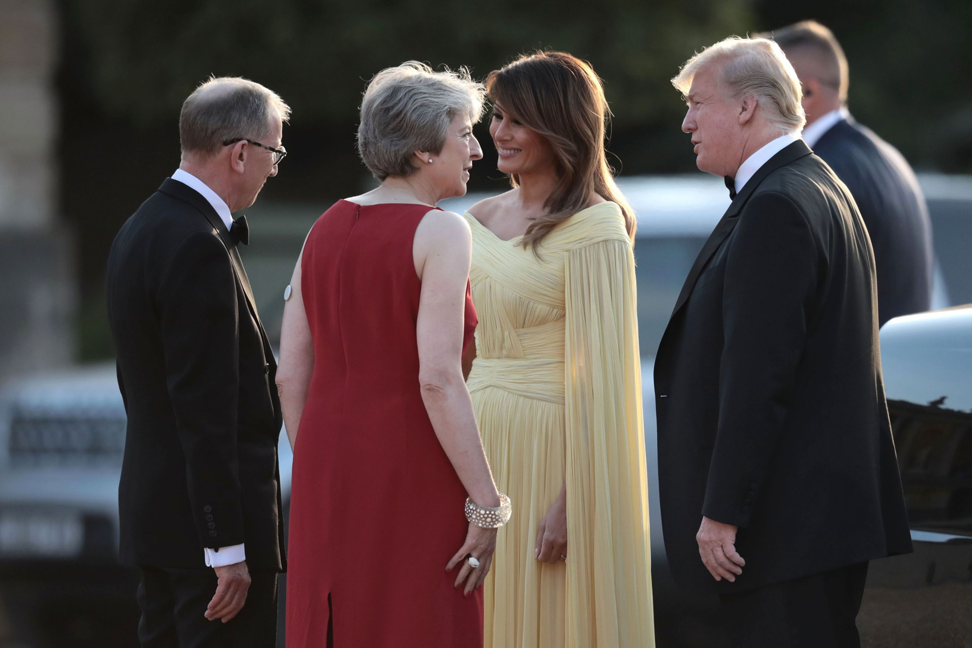 Melania Trump dá nas vistas com vestido amarelo fluído em Inglaterra