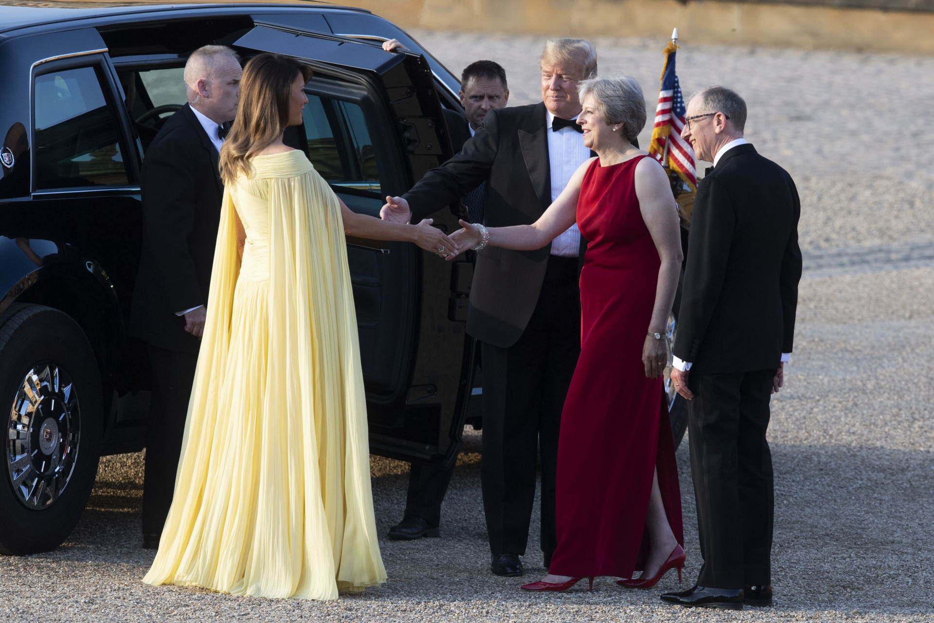 Melania Trump dá nas vistas com vestido amarelo fluído em Inglaterra