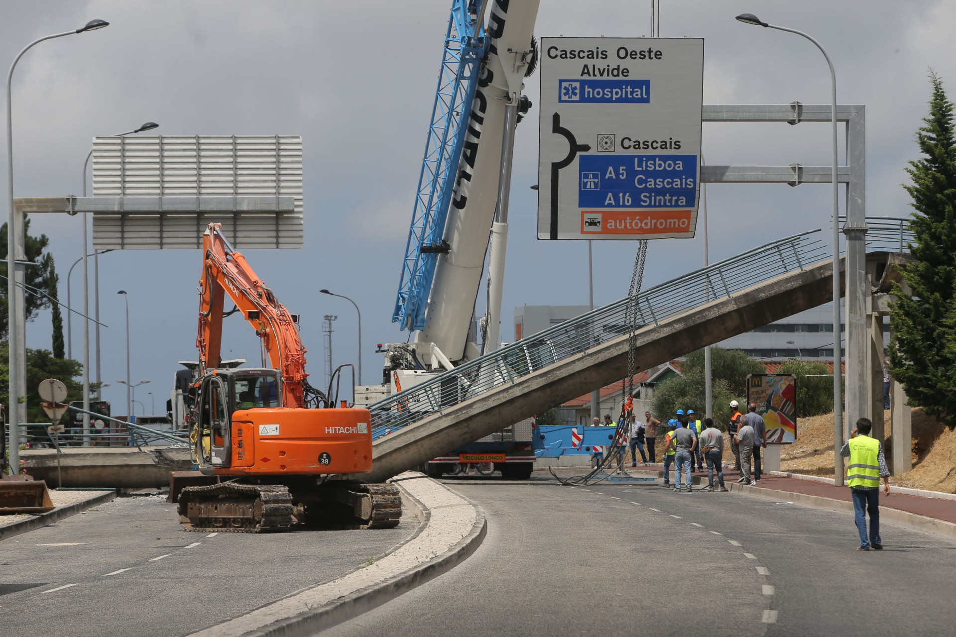 As imagens da queda de viaduto em Cascais