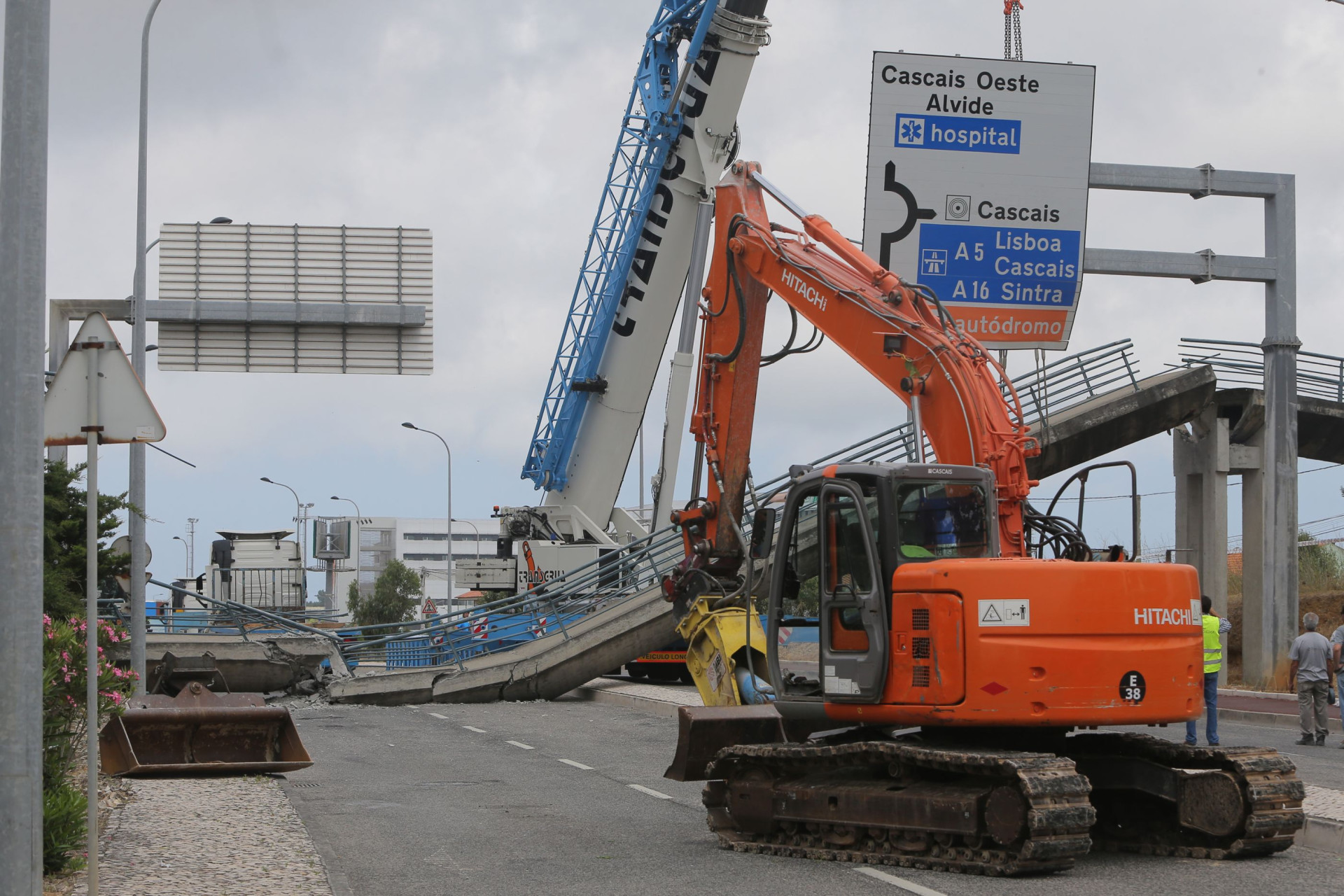 As imagens da queda de viaduto em Cascais