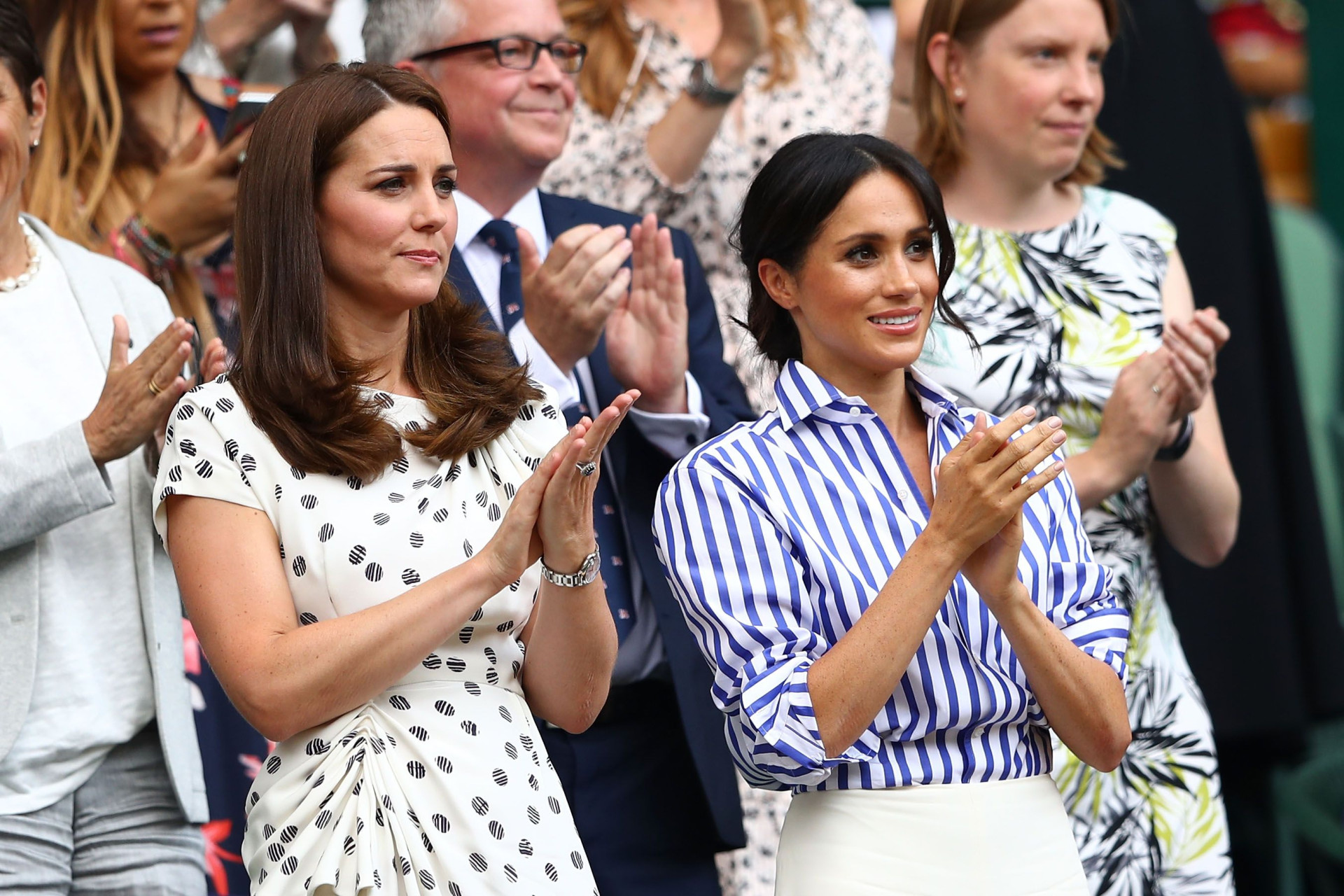 Sem os maridos, Kate Middleton e Meghan Markle deslumbram em evento
