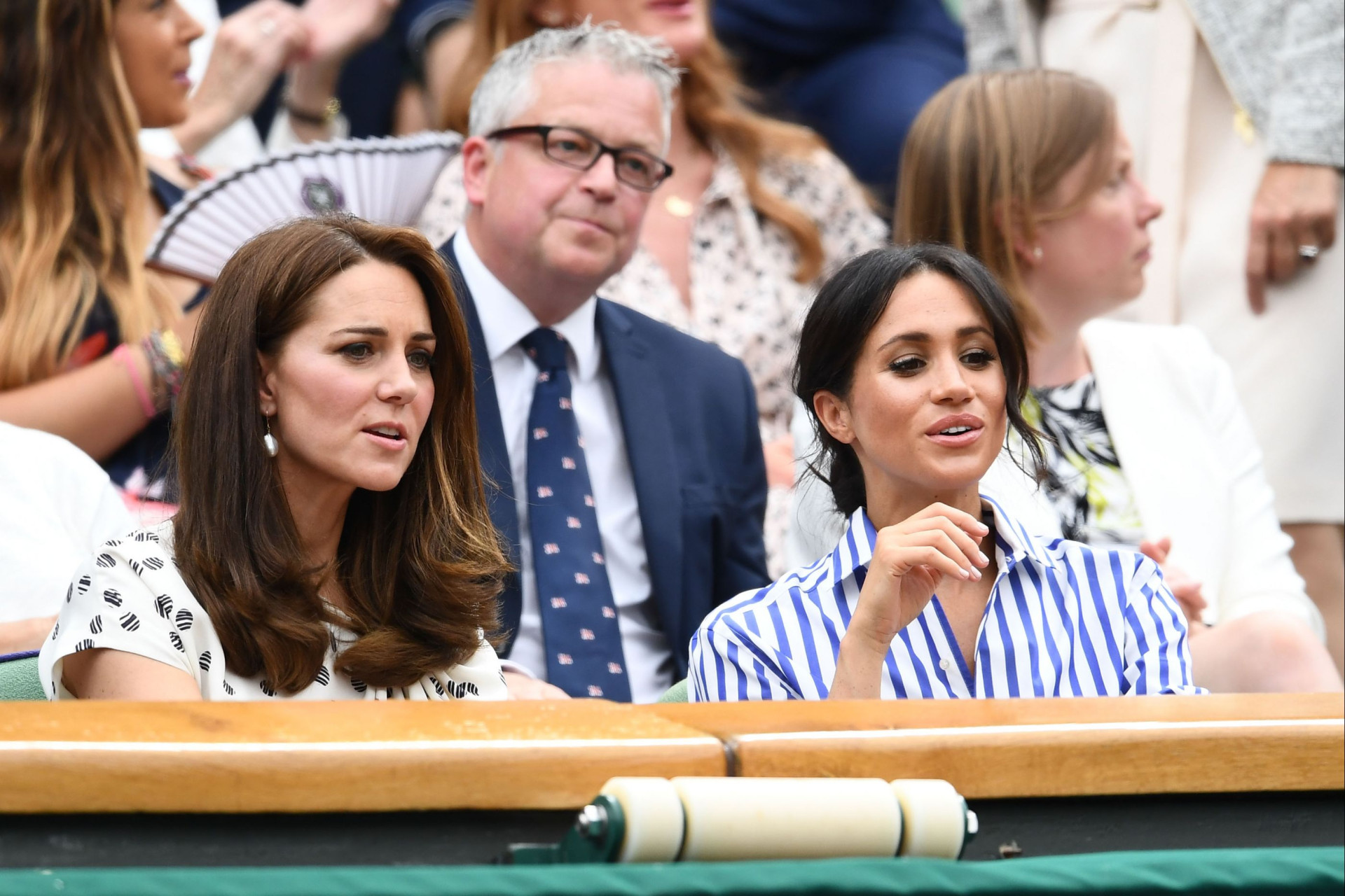 Sem os maridos, Kate Middleton e Meghan Markle deslumbram em evento