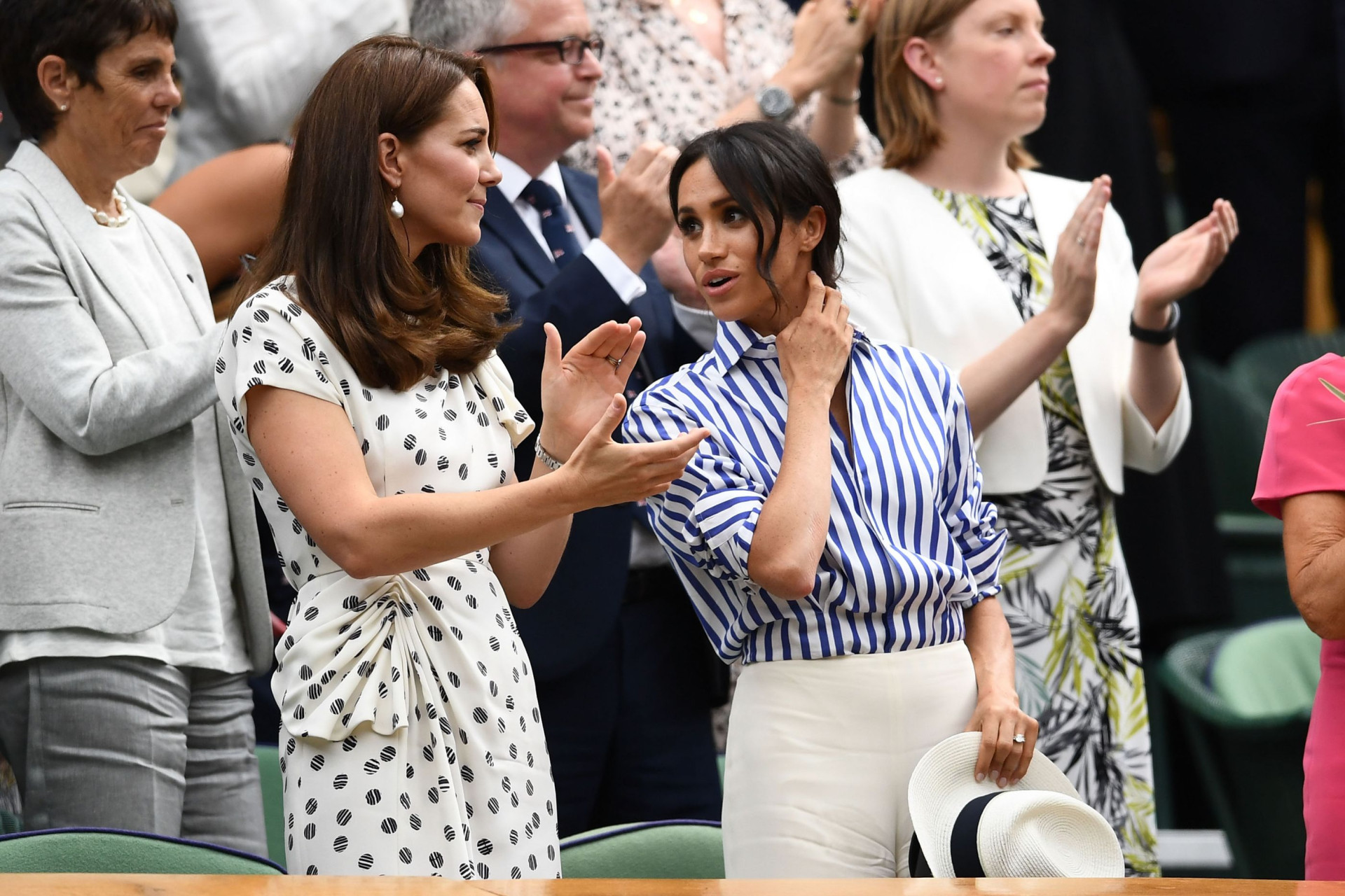 Sem os maridos, Kate Middleton e Meghan Markle deslumbram em evento