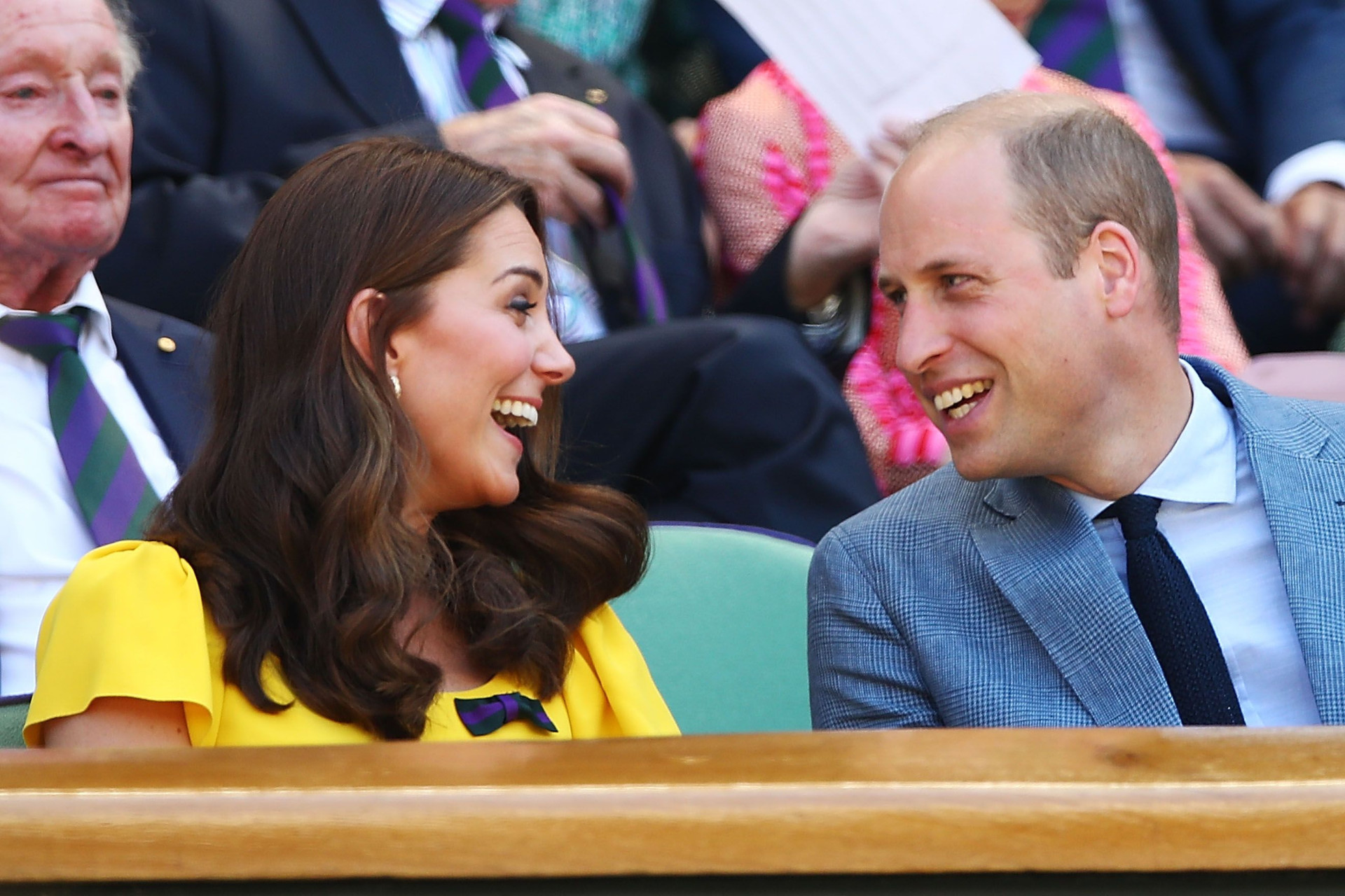 Kate Middleton e príncipe William em clima de cumplicidade durante evento