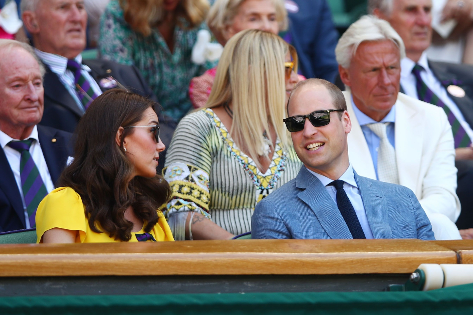 Kate Middleton e príncipe William em clima de cumplicidade durante evento