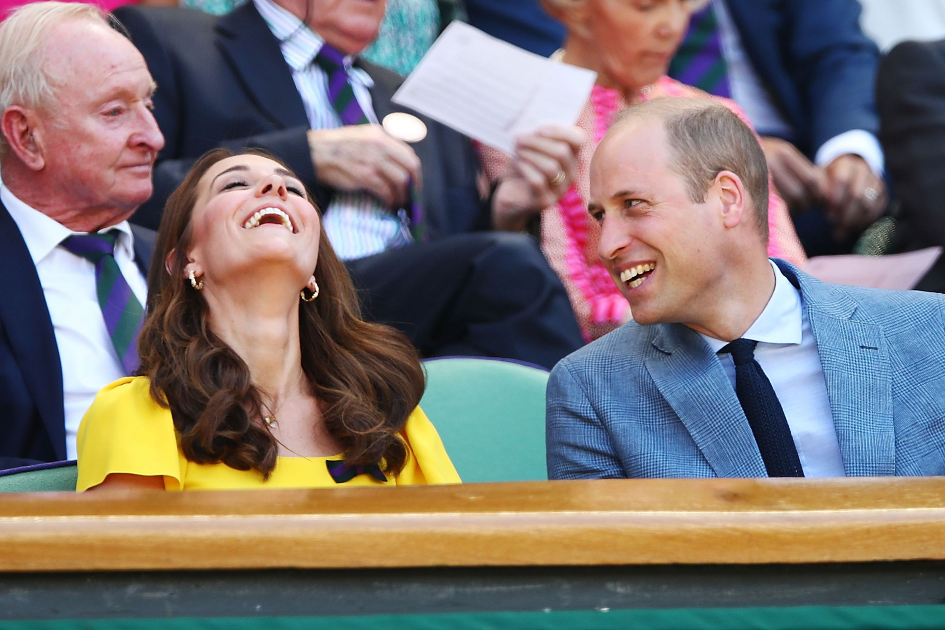 Kate Middleton e príncipe William em clima de cumplicidade durante evento
