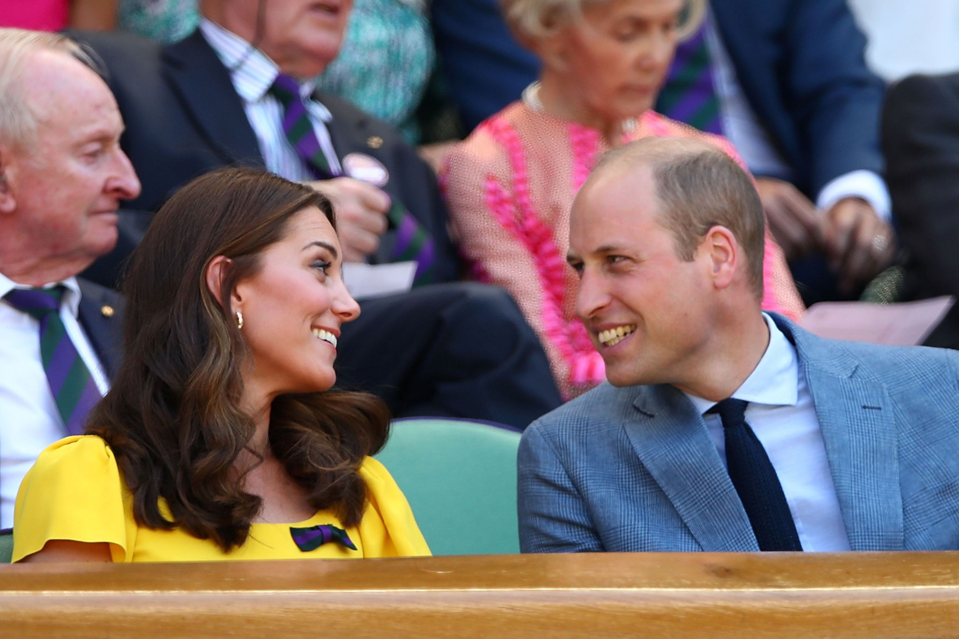 Kate Middleton e príncipe William em clima de cumplicidade durante evento