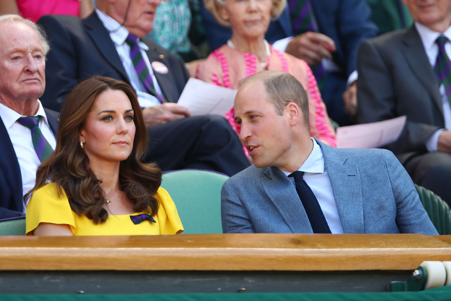 Kate Middleton e príncipe William em clima de cumplicidade durante evento