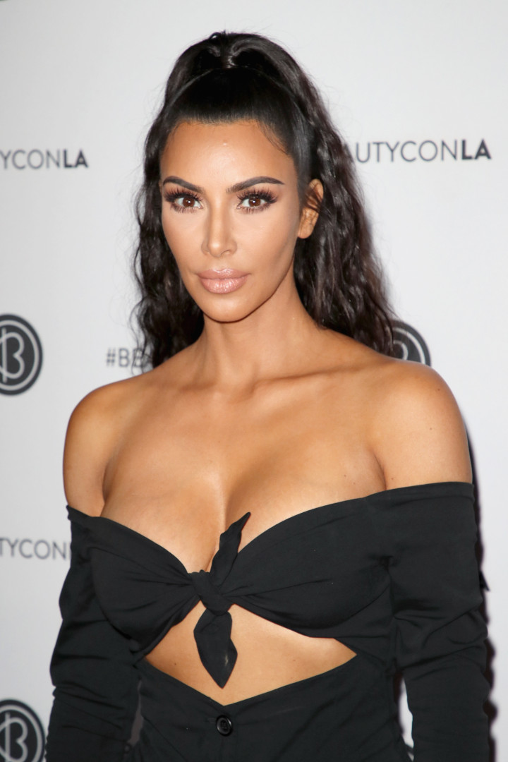 Com look ousado, Kim Kardashian não passa despercebida