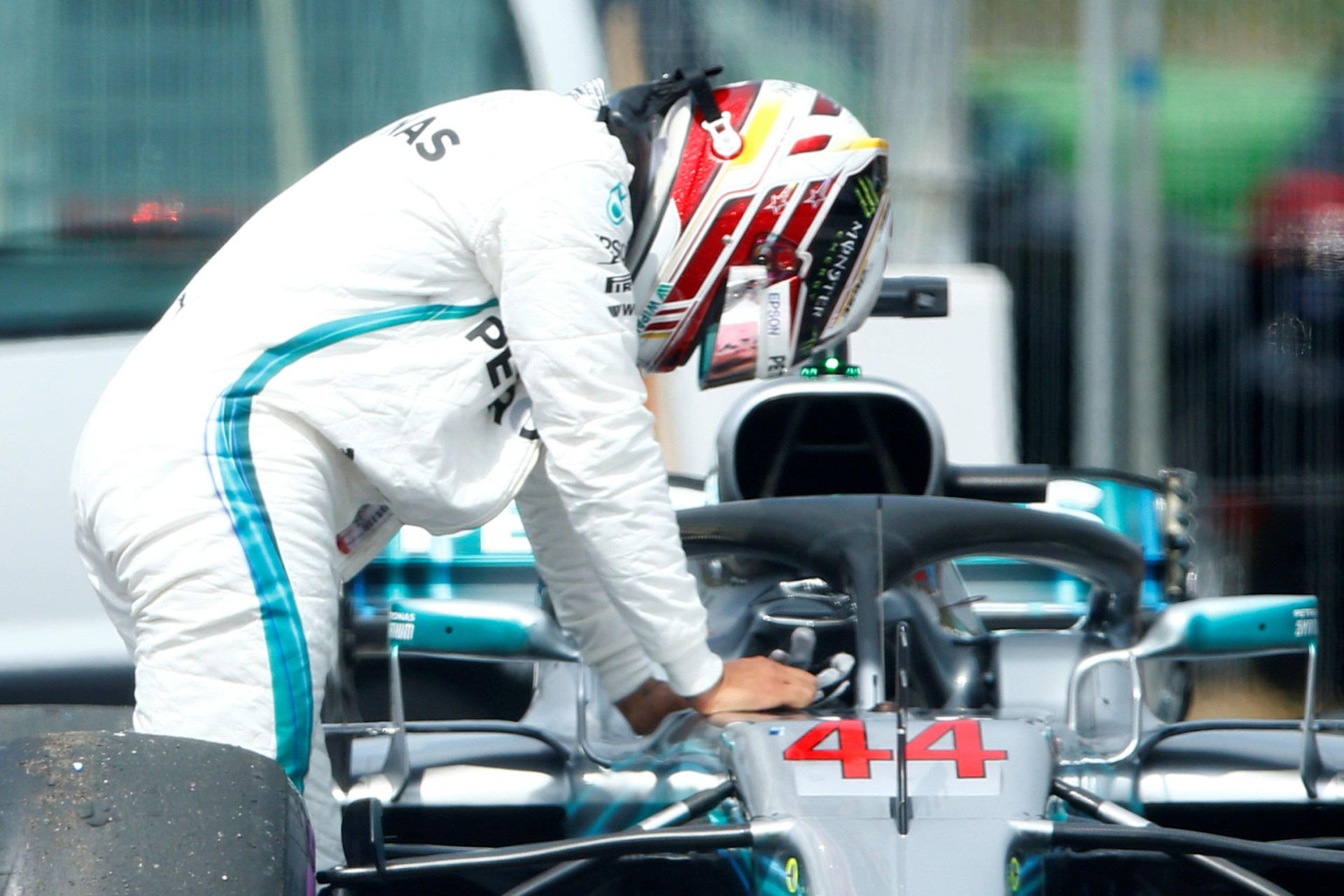 Desastre de Hamilton: Empurrou o carro até às boxes e terminou ajoelhado