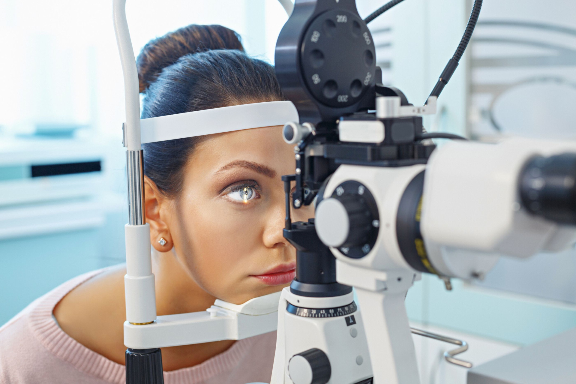 Sete coisas que nunca deve fazer se usa lentes de contacto