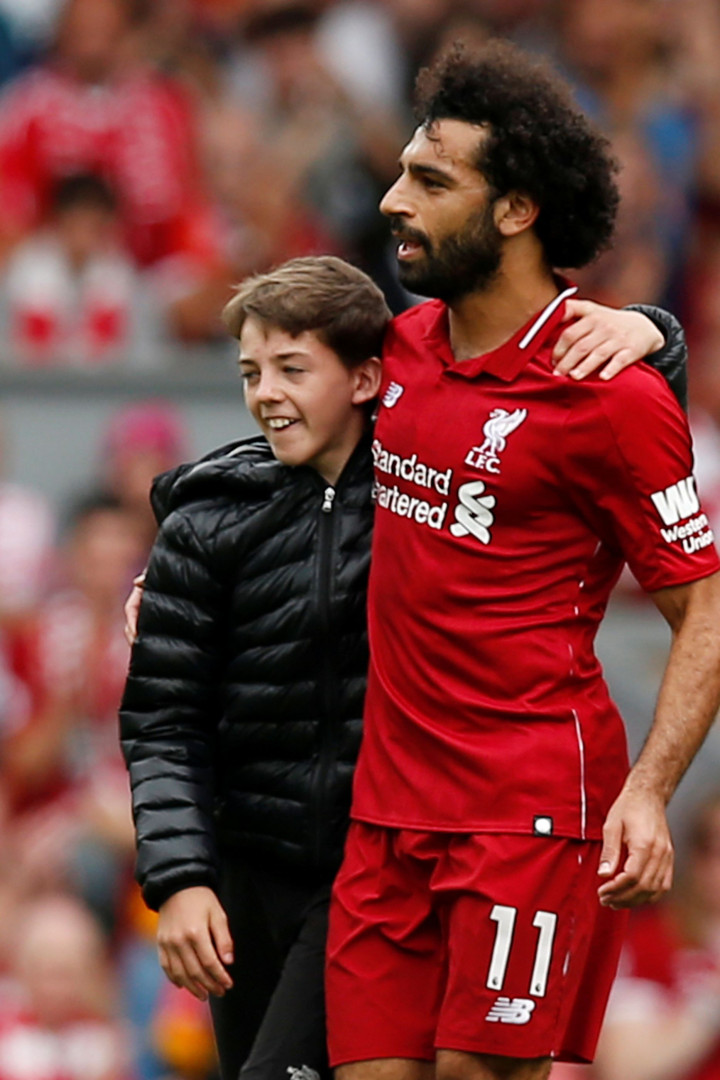 Menino invade campo para cumprimentar Salah e... leva um abraço para casa