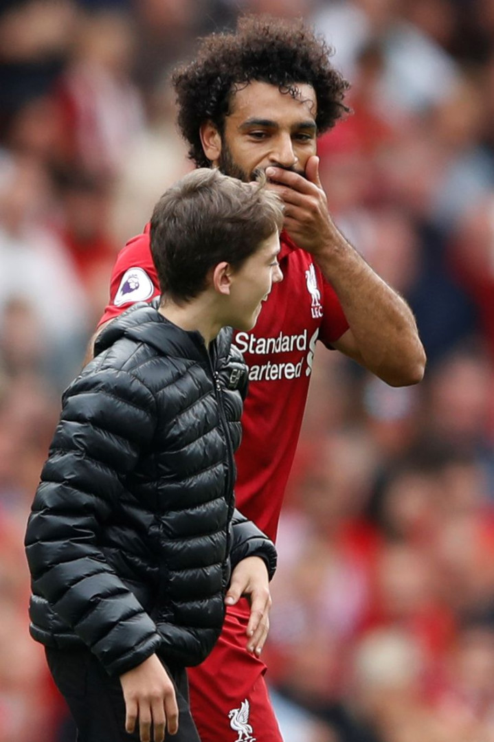 Menino invade campo para cumprimentar Salah e... leva um abraço para casa