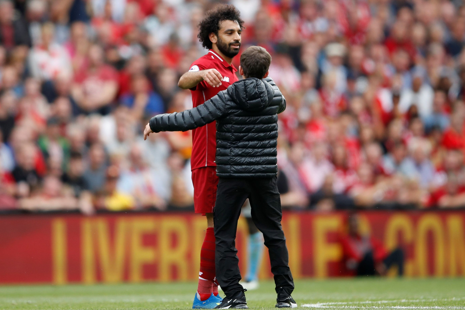 Menino invade campo para cumprimentar Salah e... leva um abraço para casa