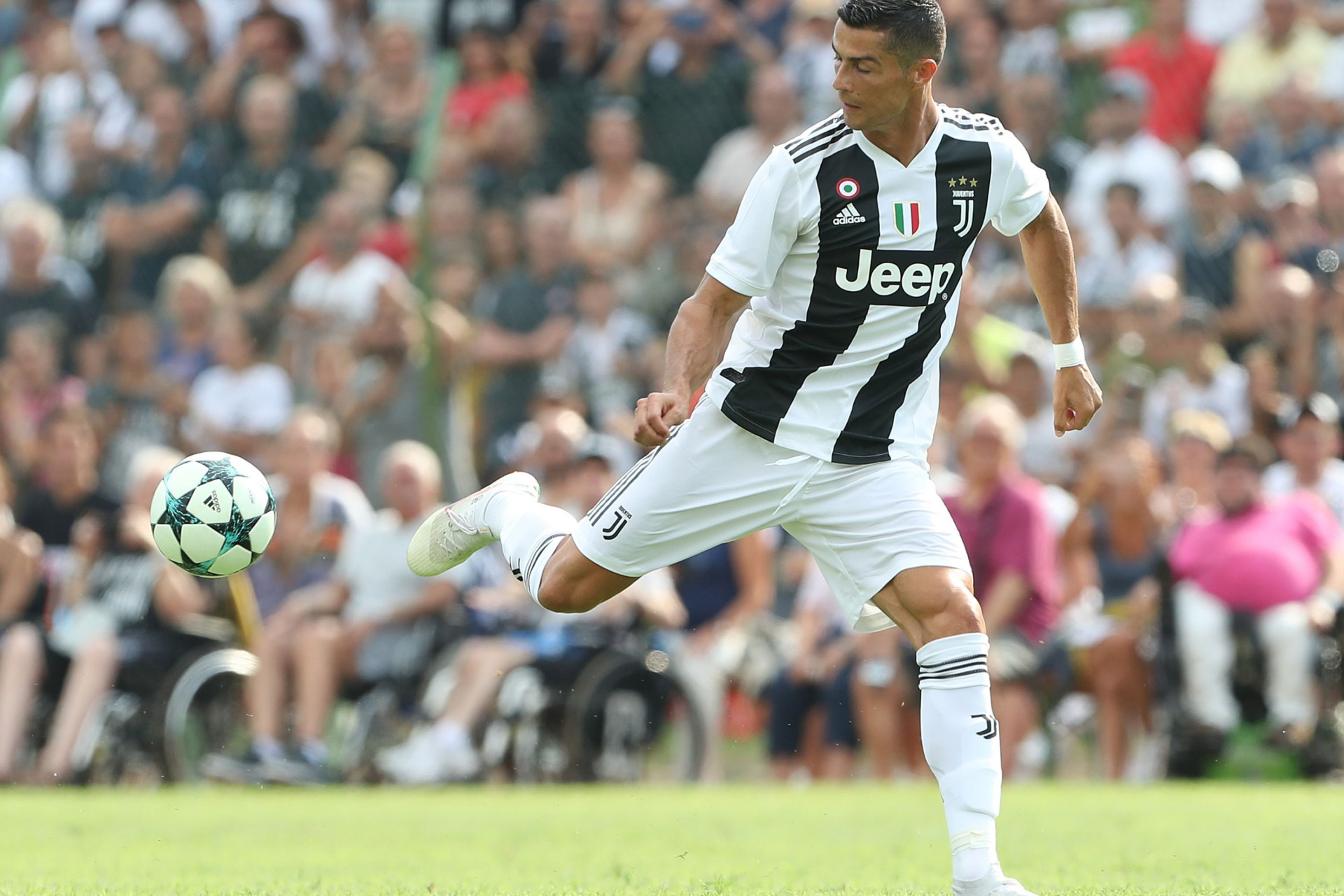'Ronaldomania' atinge Itália: Eis as imagens da estreia do português