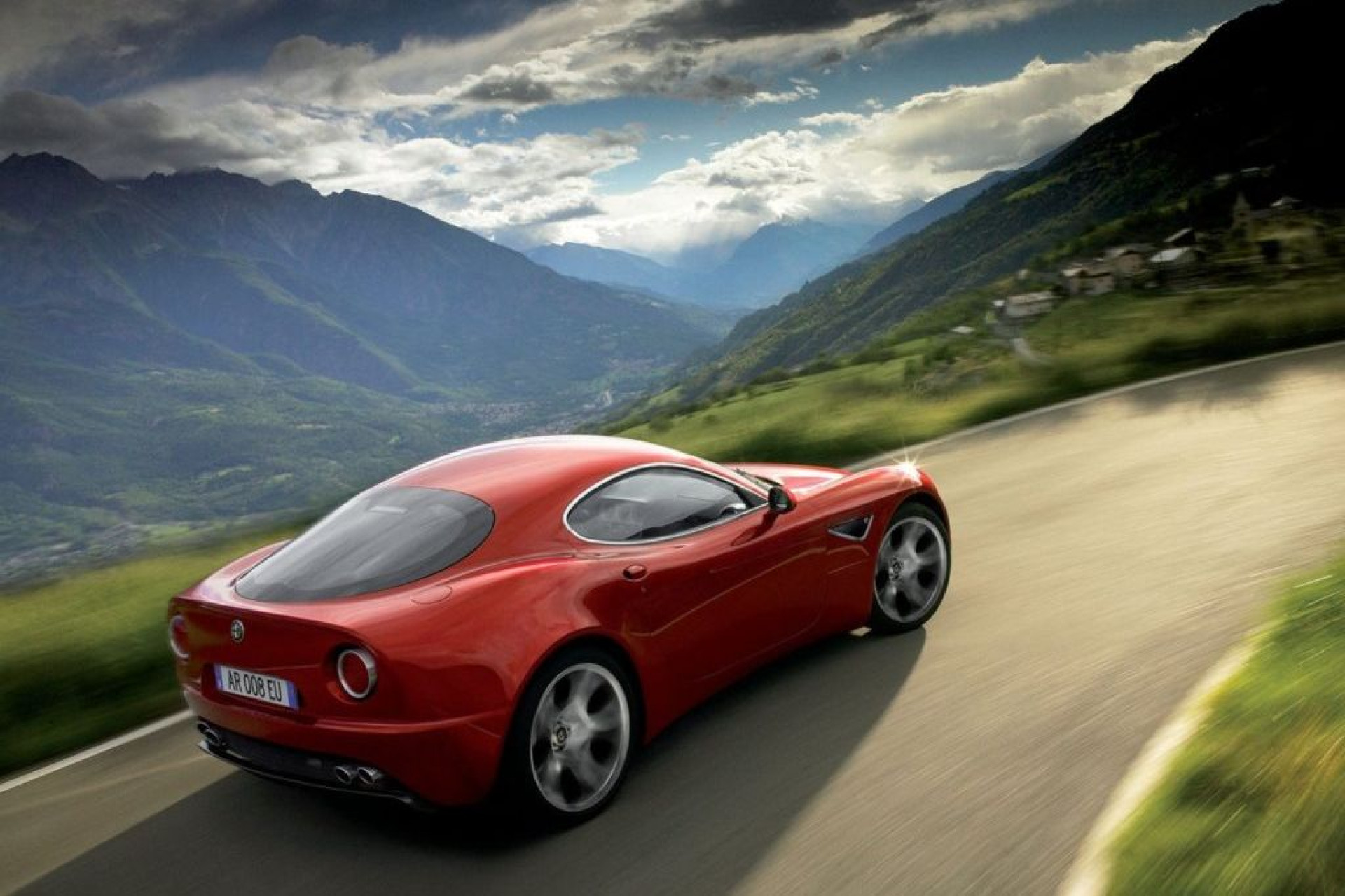 Alfa Romeo 8C: Um monstro com mais de 700 cavalos