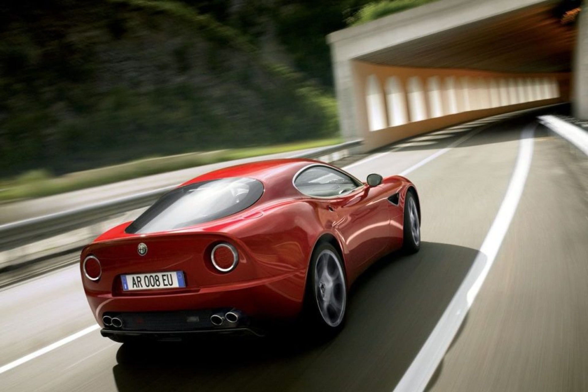 Alfa Romeo 8C: Um monstro com mais de 700 cavalos