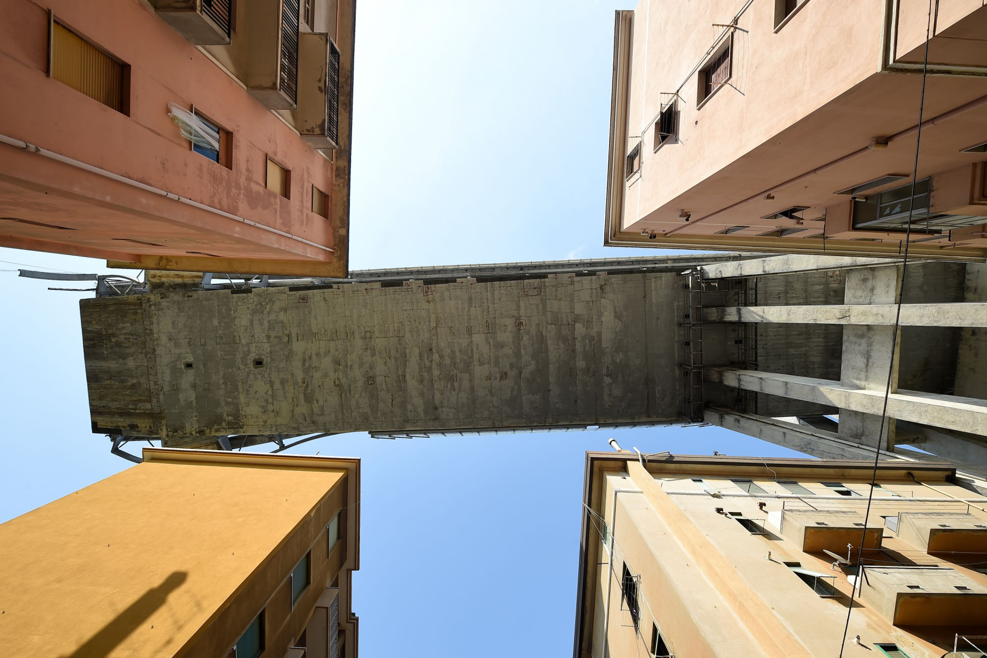 Em Génova olha-se para cima para ver a ponte que já (quase) lá não está