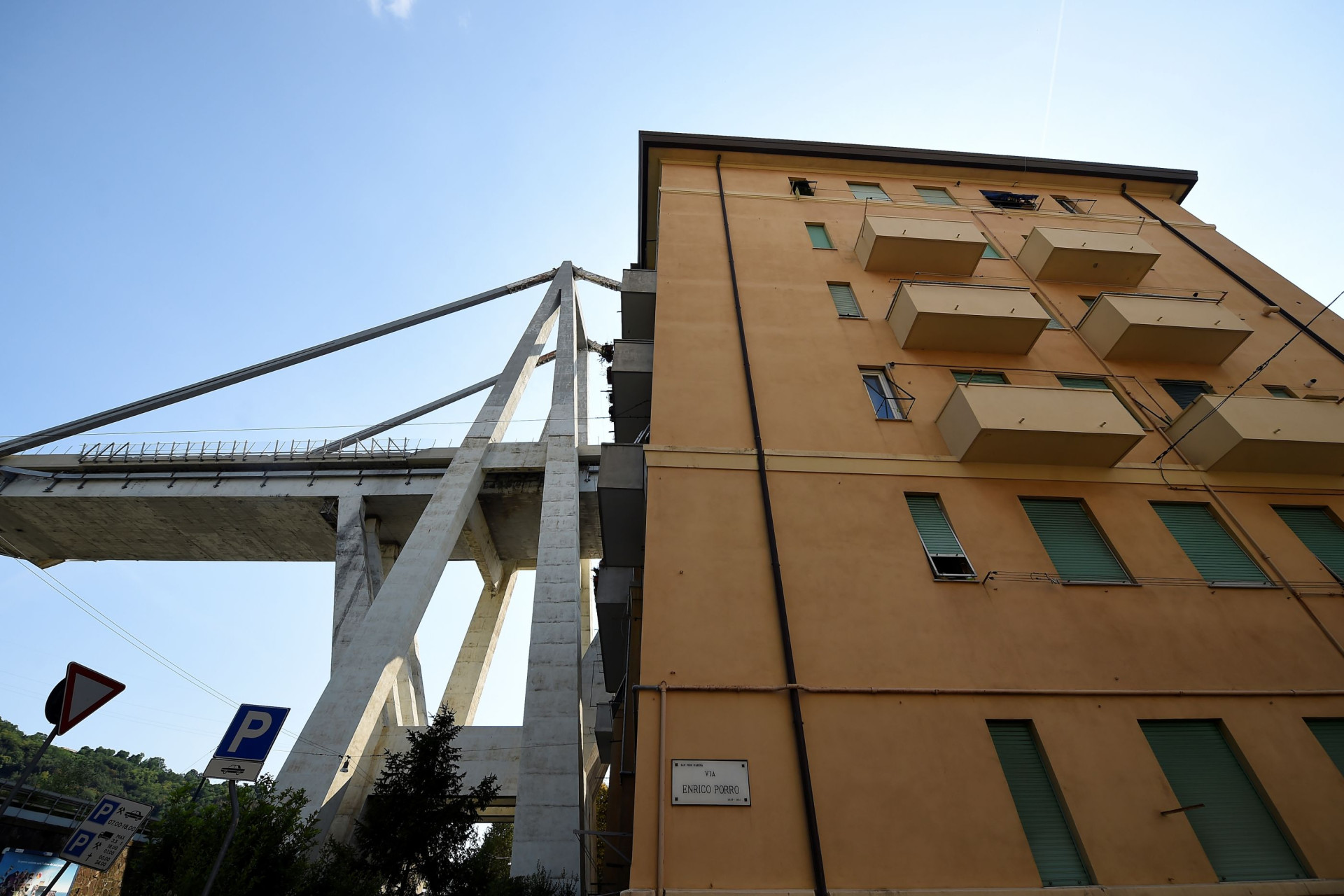 Em Génova olha-se para cima para ver a ponte que já (quase) lá não está