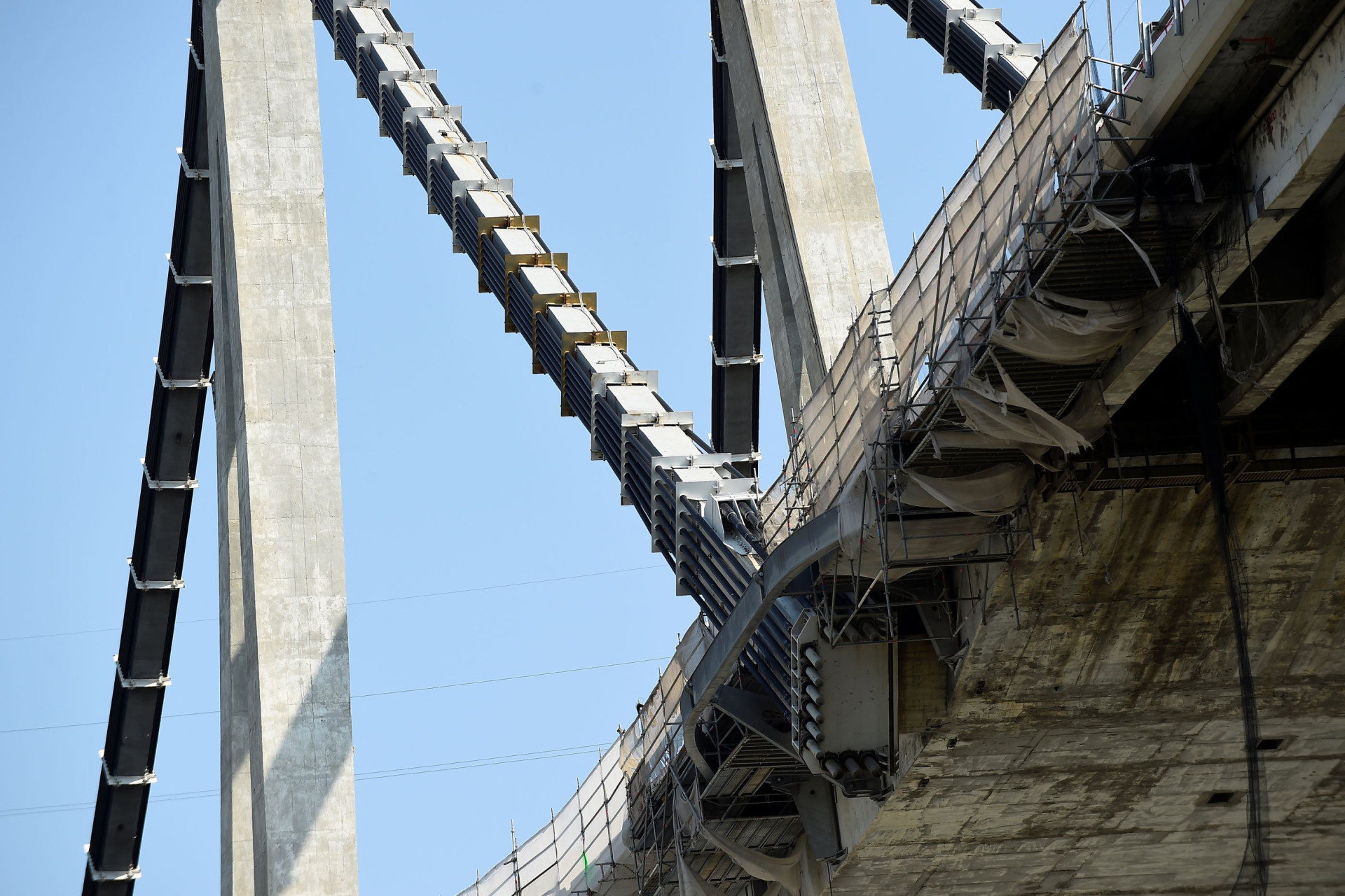 Em Génova olha-se para cima para ver a ponte que já (quase) lá não está
