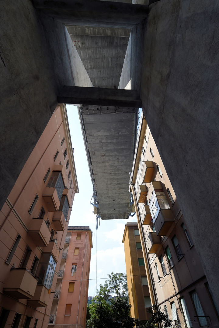 Em Génova olha-se para cima para ver a ponte que já (quase) lá não está