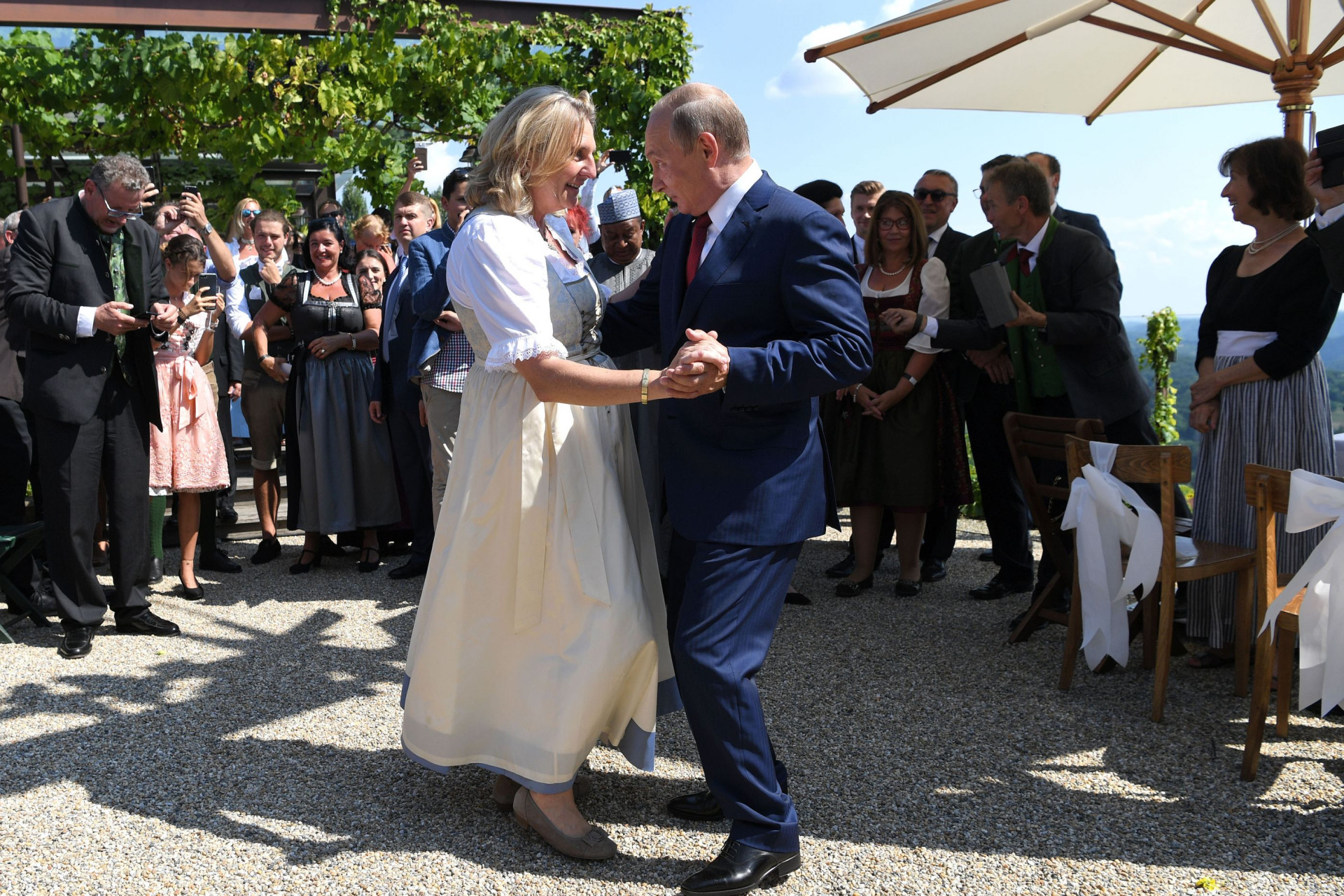 O 'pezinho de dança' de Putin em casamento de ministra austríaca