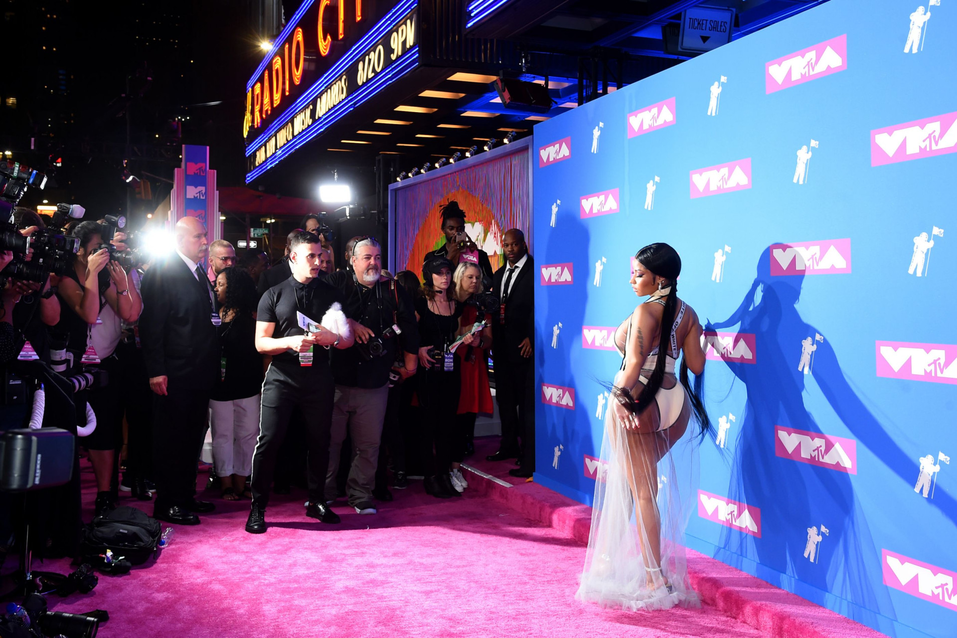 Cabelo até ao joelho e transparências: Look de Nicki Minaj dá que falar