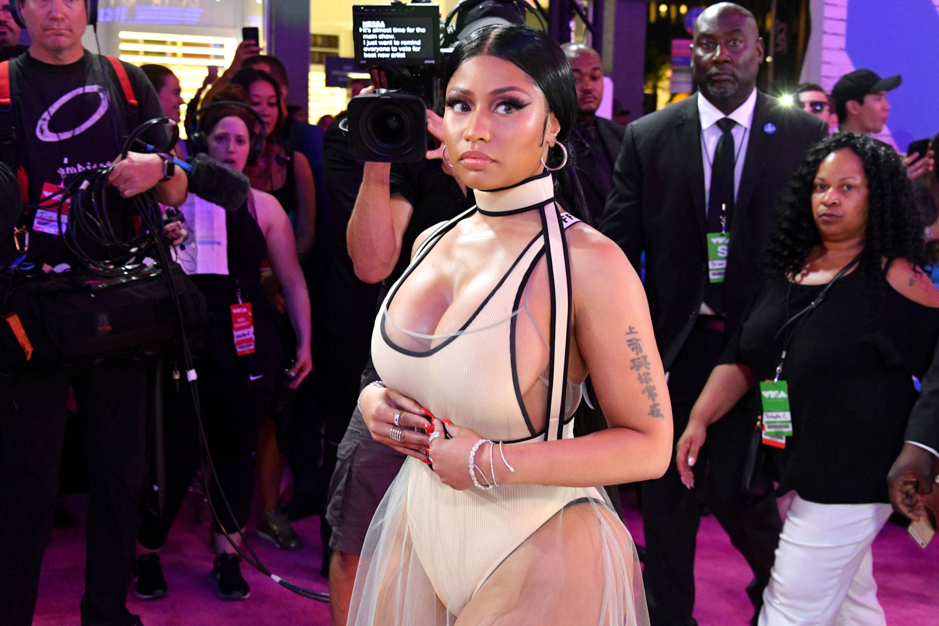 Cabelo até ao joelho e transparências: Look de Nicki Minaj dá que falar