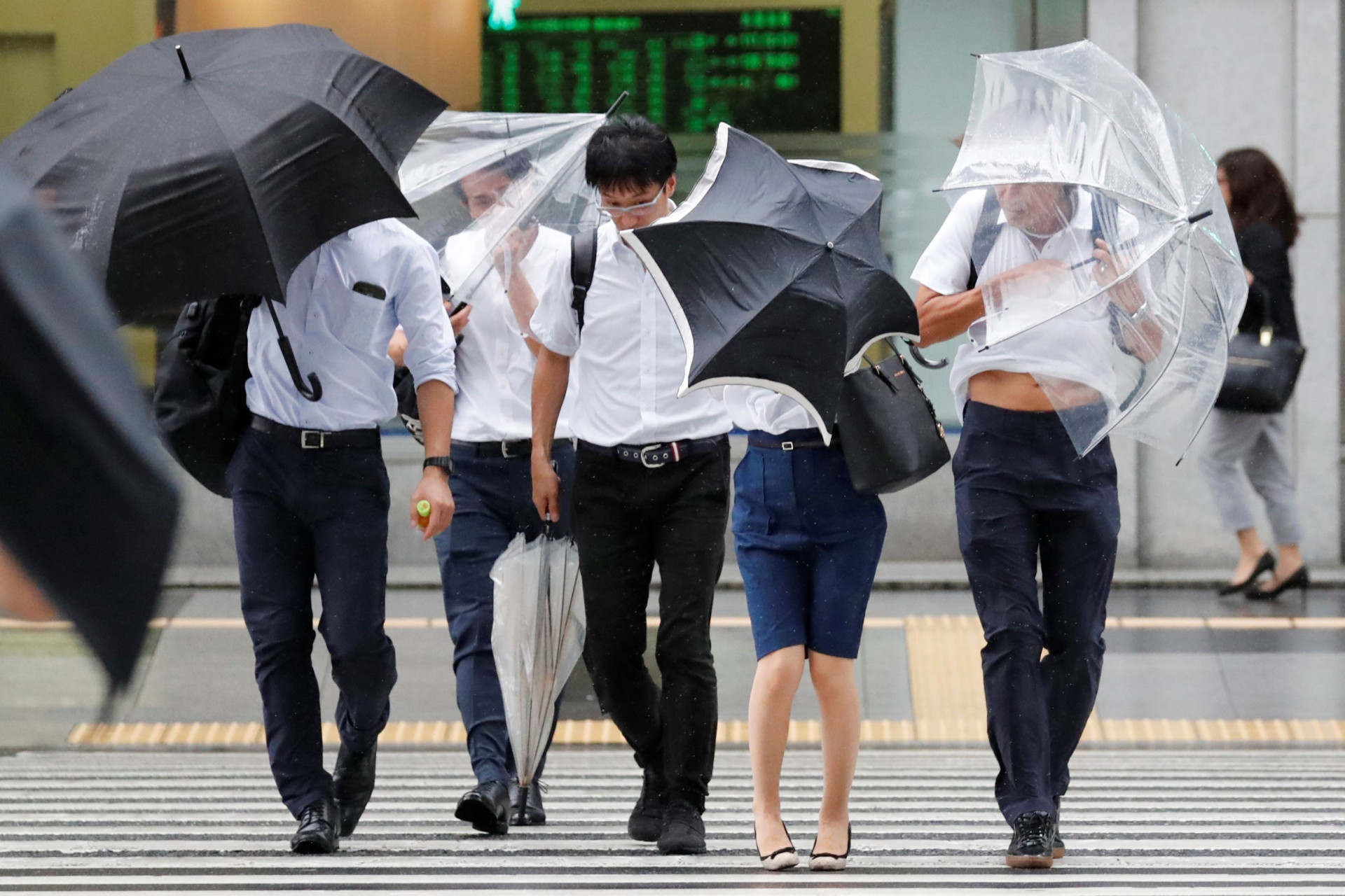 O cenário de devastação deixado pelo furacão Jebi, no Japão