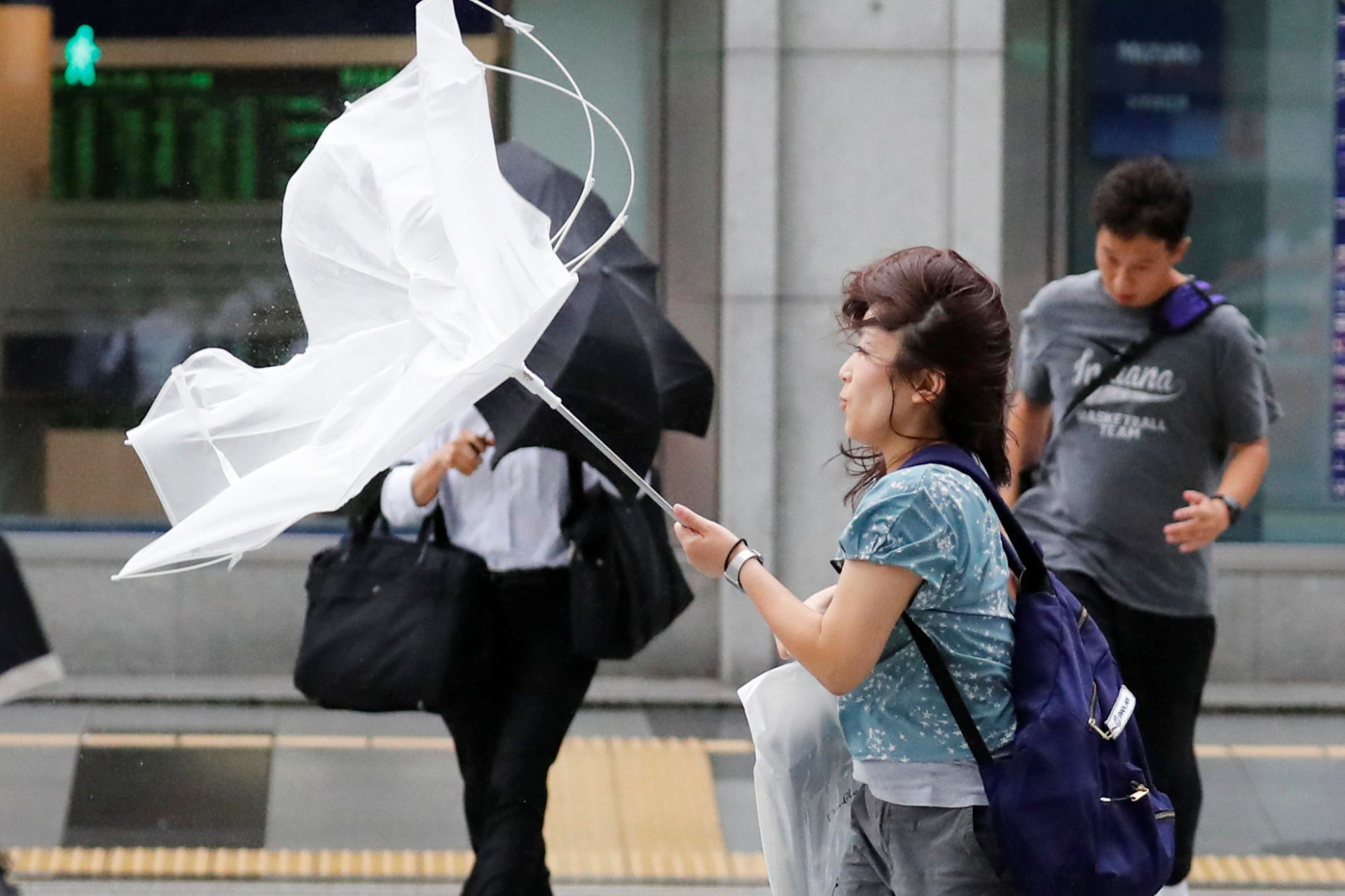 O cenário de devastação deixado pelo furacão Jebi, no Japão
