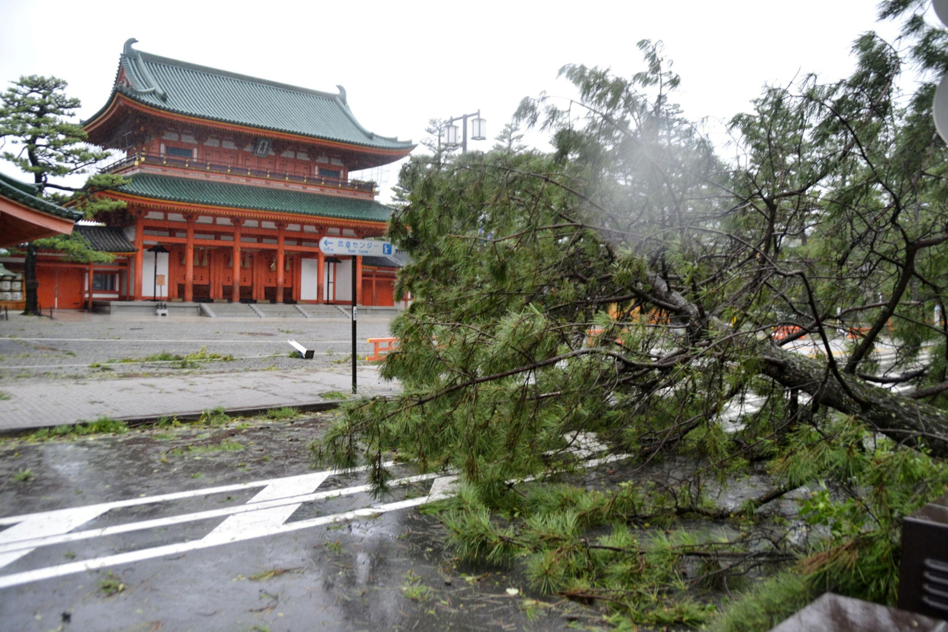 O cenário de devastação deixado pelo furacão Jebi, no Japão