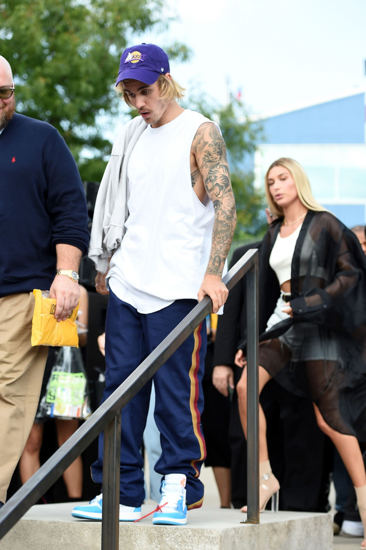 Feliz, Justin Bieber dança ao lado de Hailey Baldwin em desfile