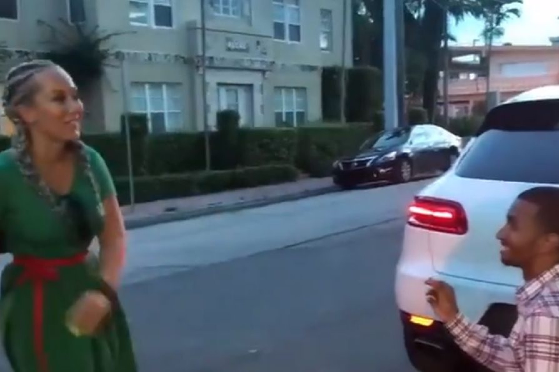Polícia ajudou com pedido de casamento ao mandar parar carro