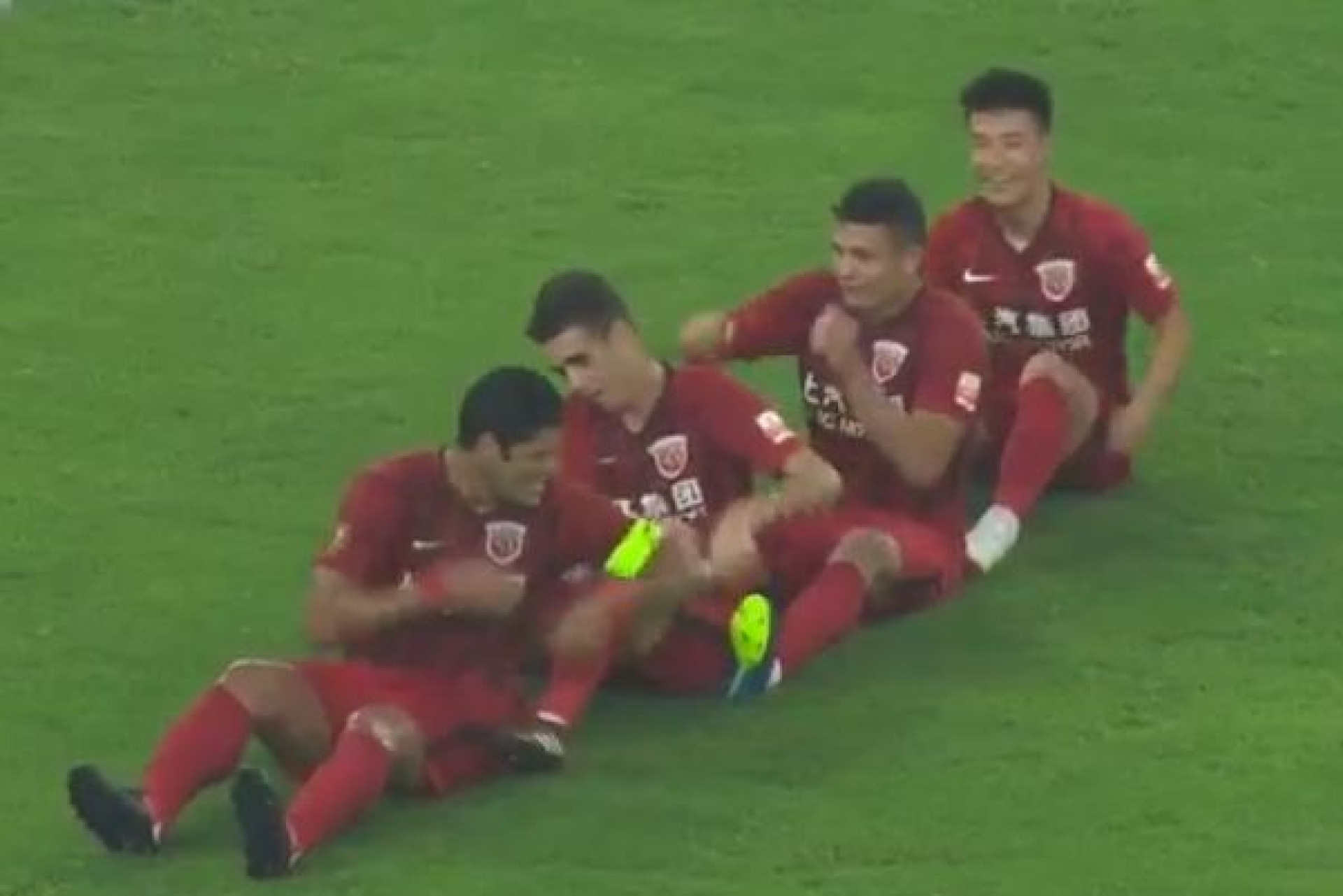 Hulk marcou e festejou... ao remo