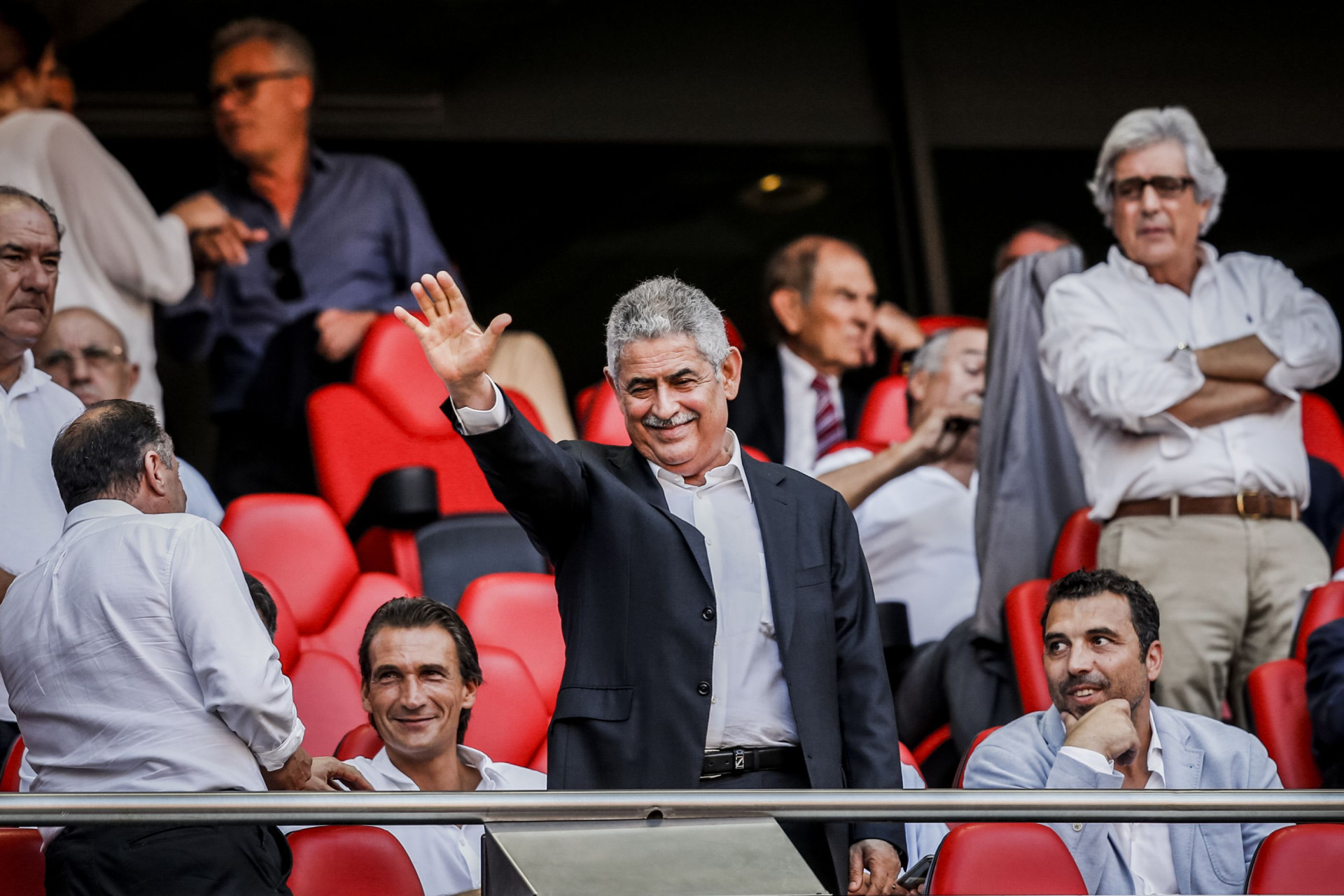 Luís Filipe Vieira volta ao ativo e assiste a jogo na tribuna da Luz