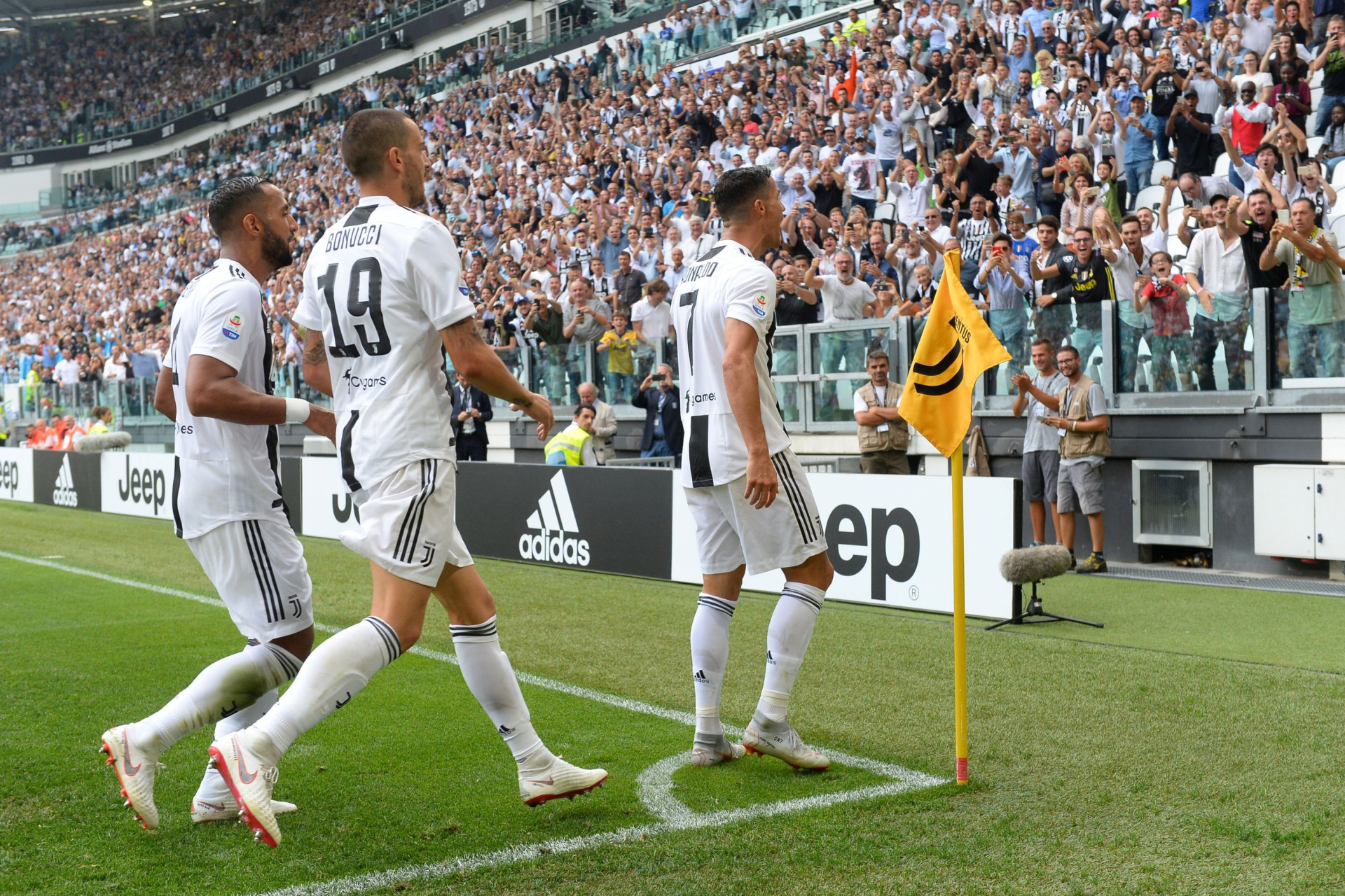 Ronaldo voltou a fazer a festa... e até Allegri teve direito a abraço