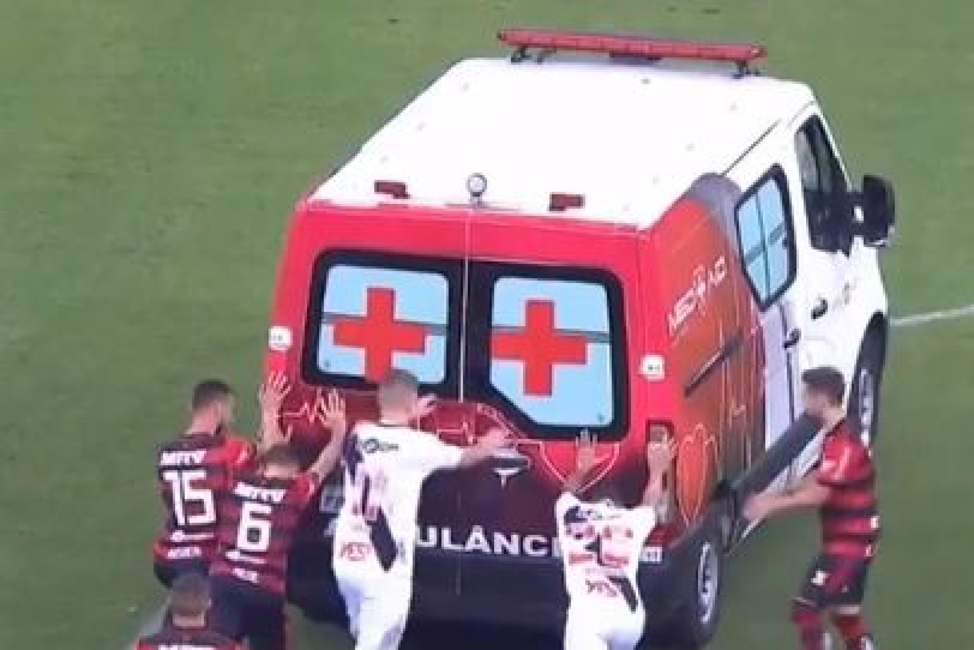 Jogadores do Flamengo e do Vasco tiveram de empurrar... ambulância