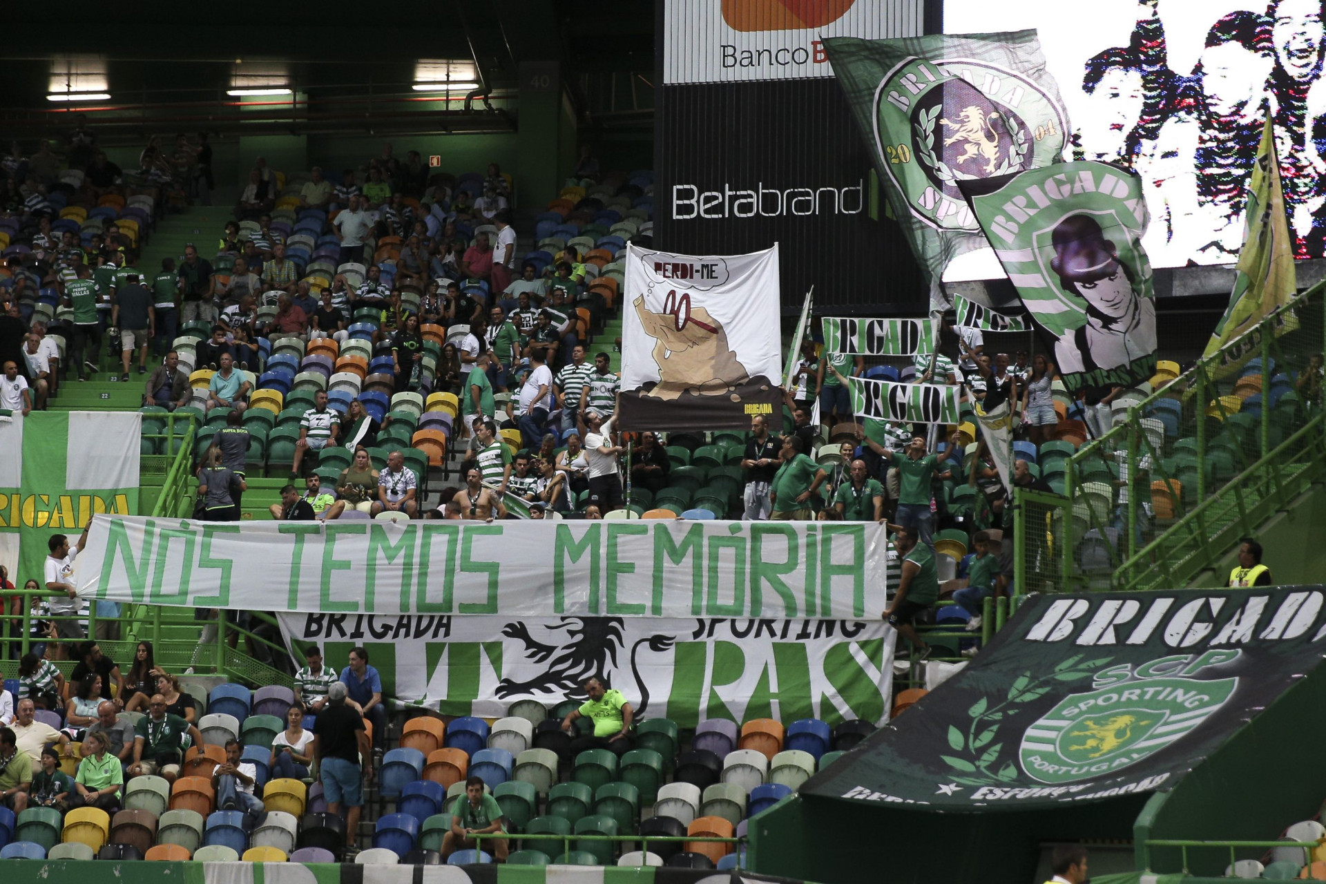 Bancadas de Alvalade deixaram recados internos e ao rival Benfica