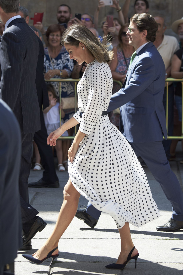 Rainha Letizia destaca-se pela elegância com vestido de padrão