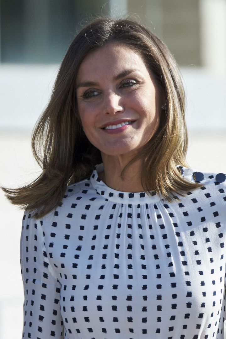 Rainha Letizia destaca-se pela elegância com vestido de padrão
