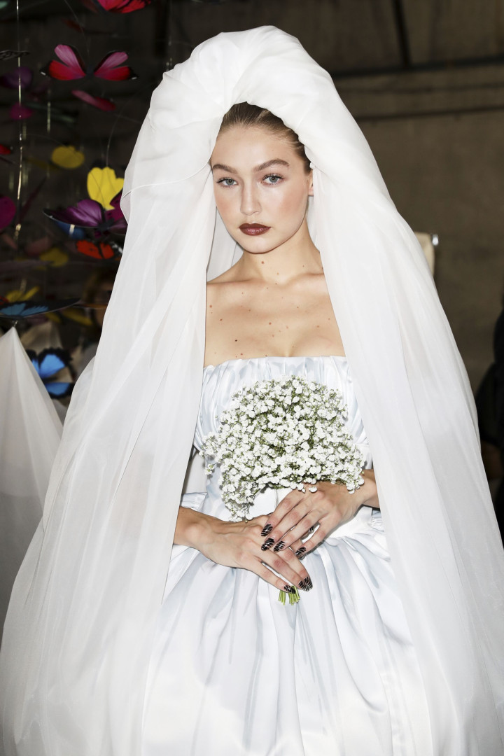 Gigi Hadid arrasa vestida de noiva e com véu gigantesco