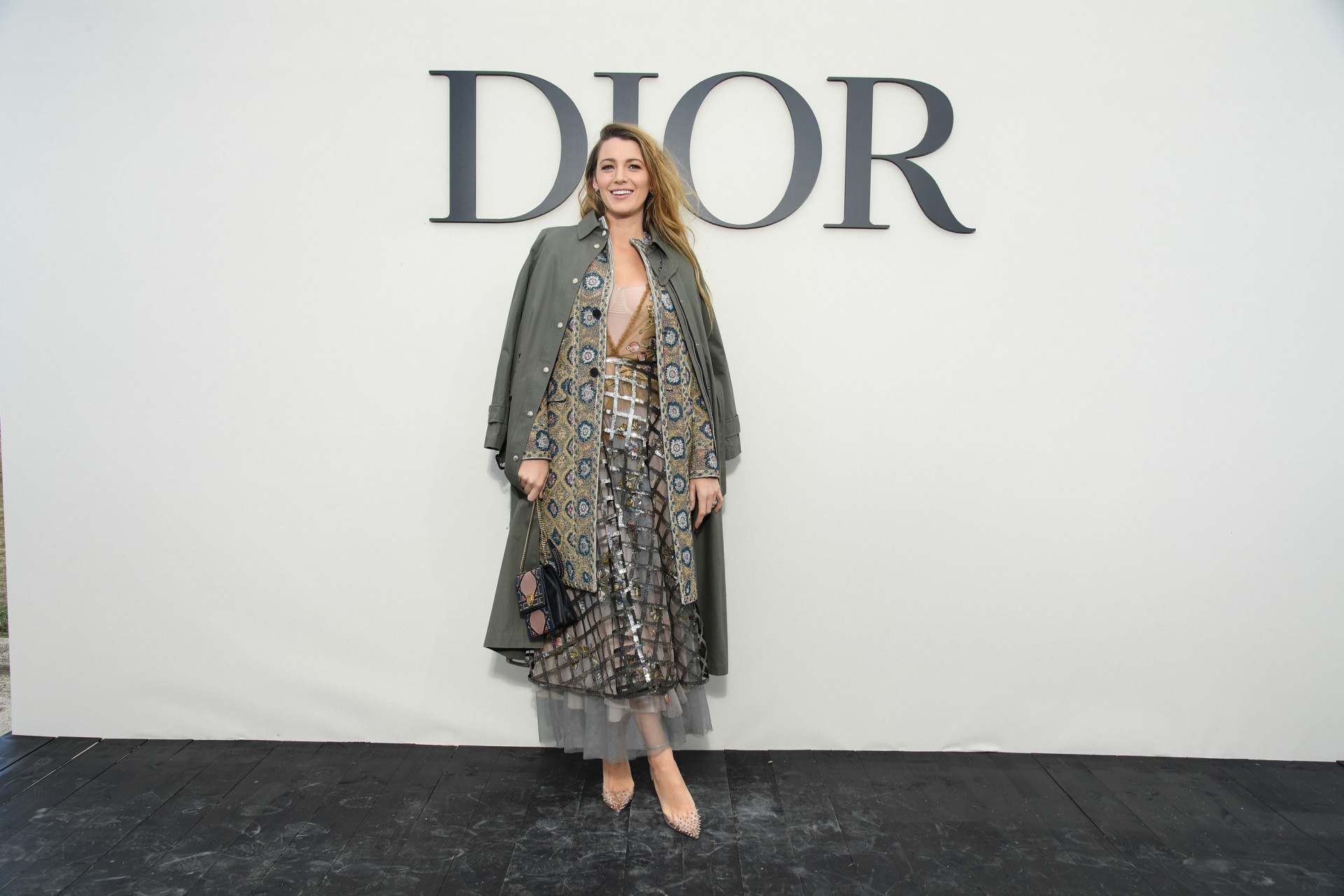 Blake Lively brilha com 'estilo princesa' em desfile da Dior