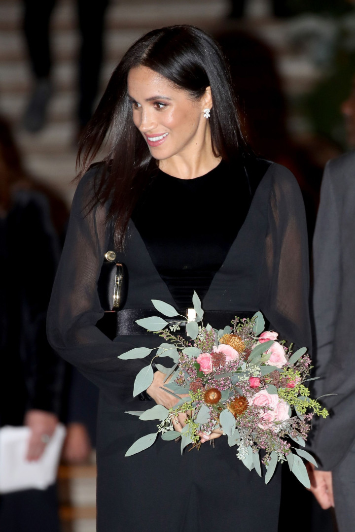 No primeiro evento sozinha, Meghan Markle distingue-se de Kate Middleton